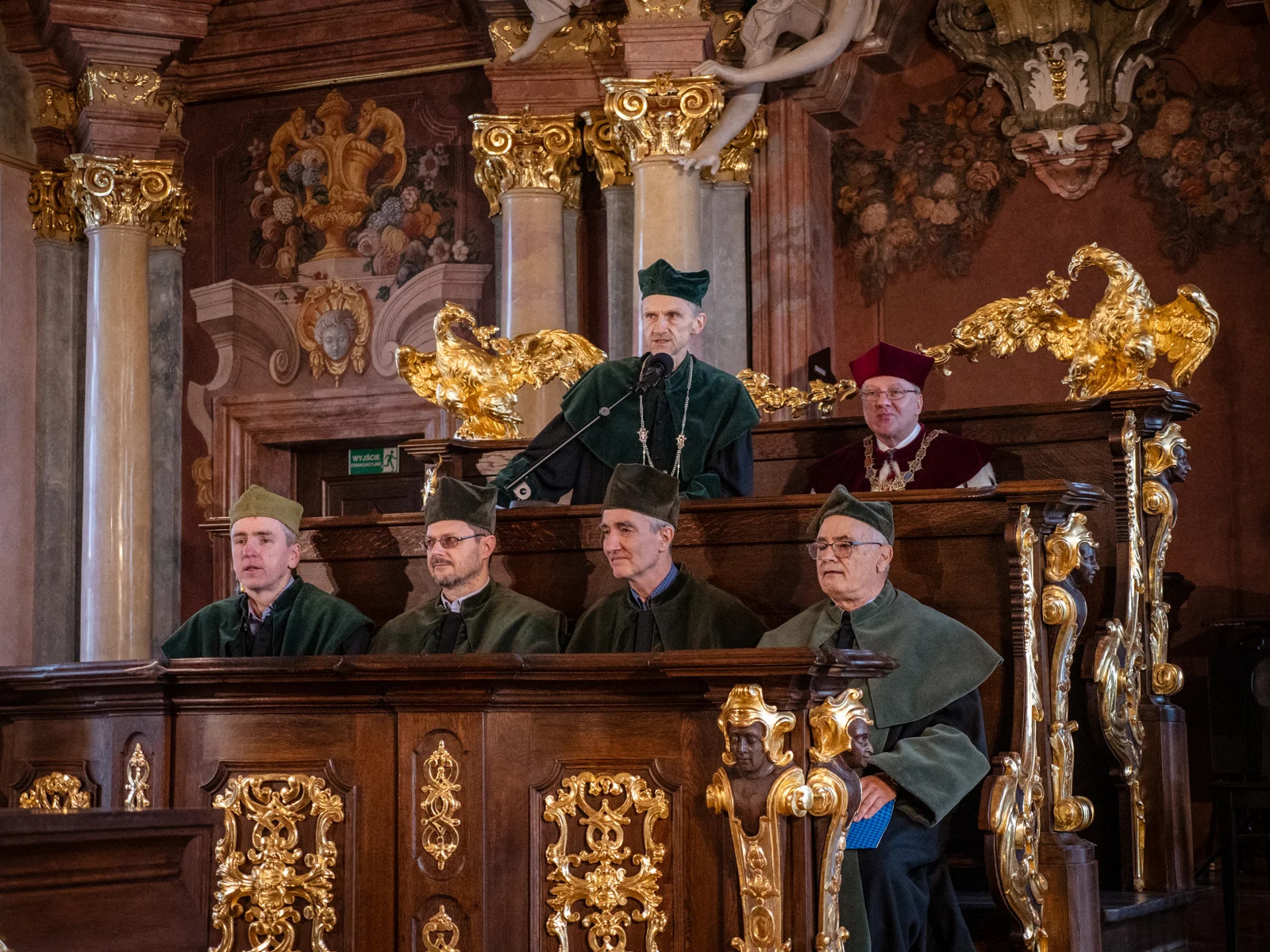 Grupa mężczyzn w ławach
