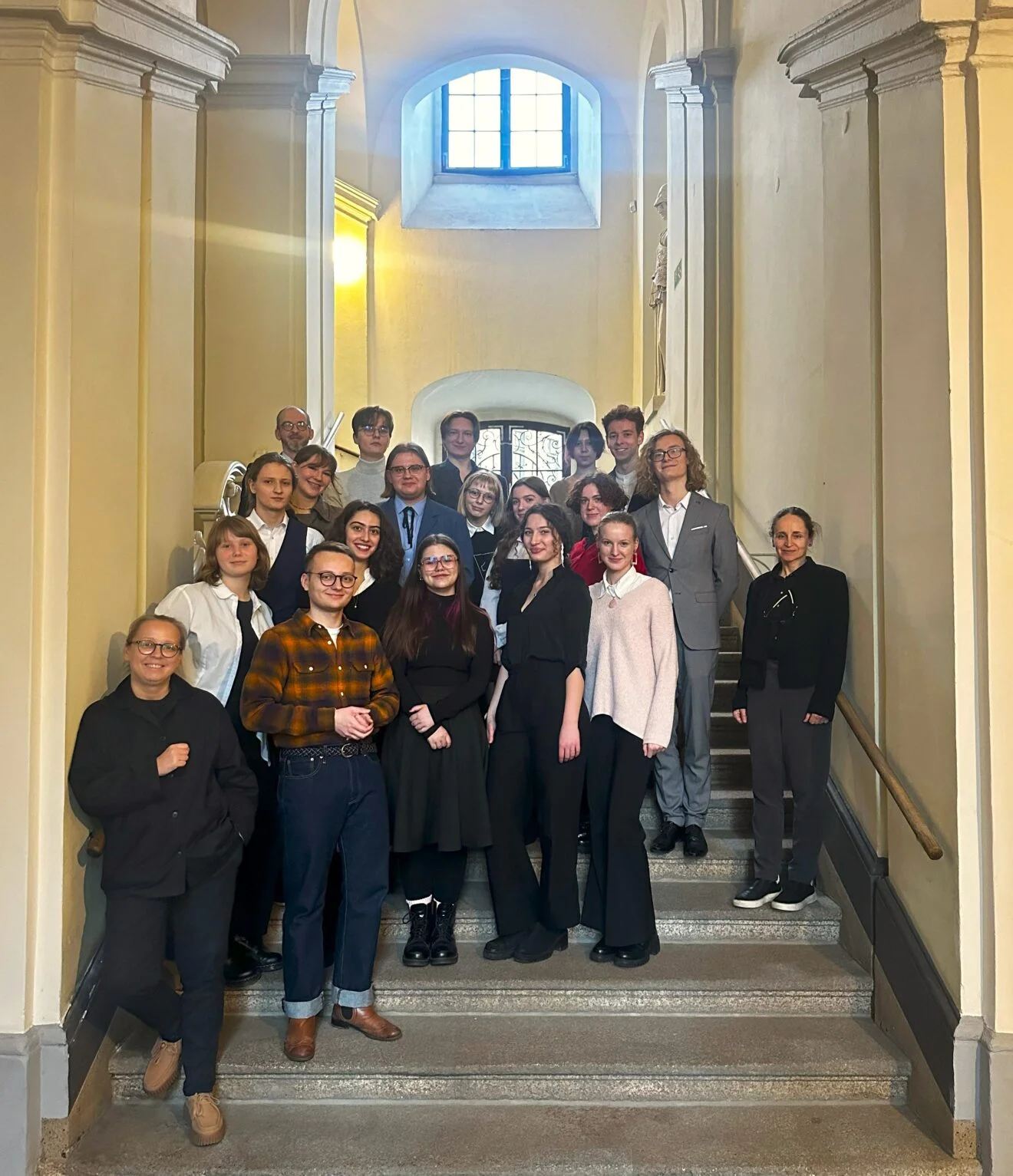 młodzi studenci wraz z kierownikami kolegium msi