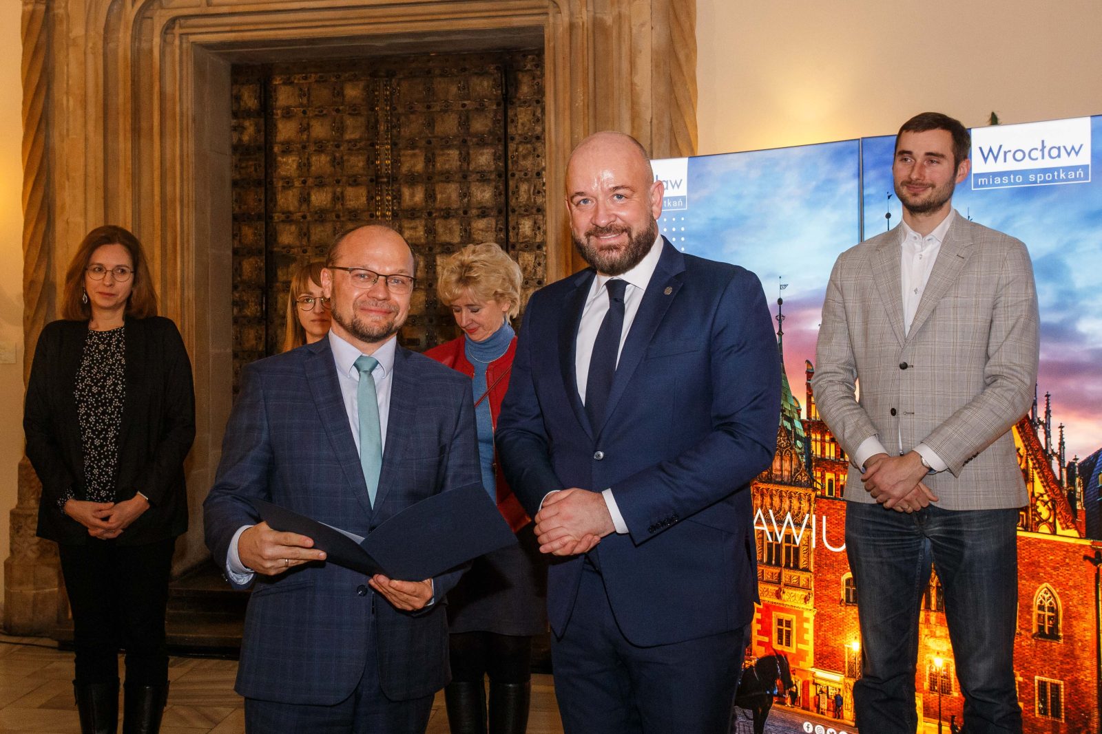 Dyrektor Muzeum Przyrodniczego Uniwersytetu Wrocławskiego dr. hab. Jana Kotusz z prezydentem Jackiem Sutrykiem
