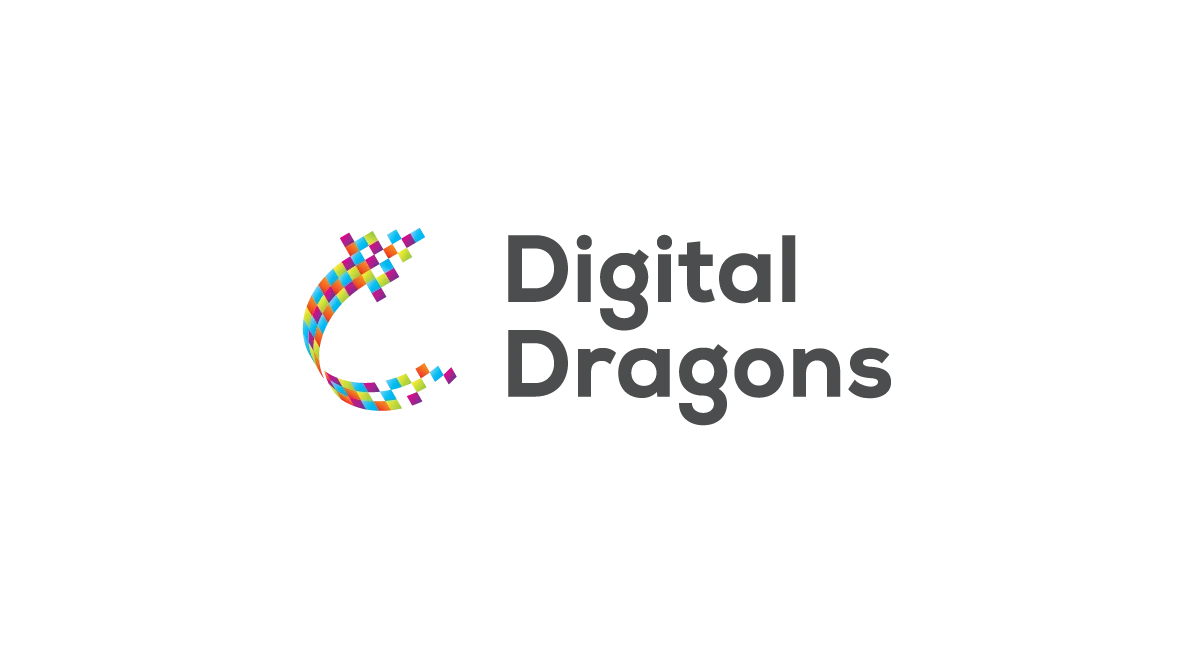 Po lewej stronie zawinięta strzałka ułożona z kolorowych kwadratów,, na prawo od niej napis 'Digital Dragons'