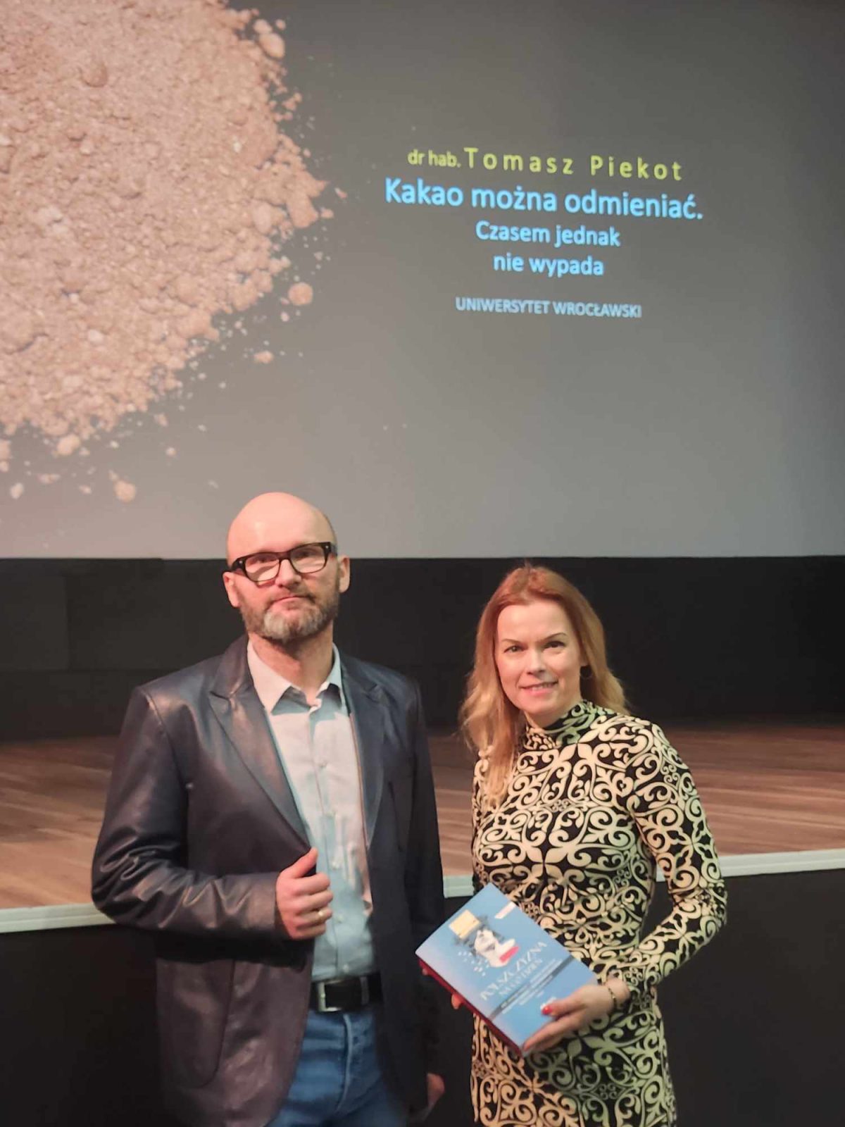 Tomasz Piekot z Martą Grylewicz-Kędzią, nauczycielką języka polskiego, organizatorką wykładu w świdnickim liceum im. Kasprowicza (arch. prywatne)