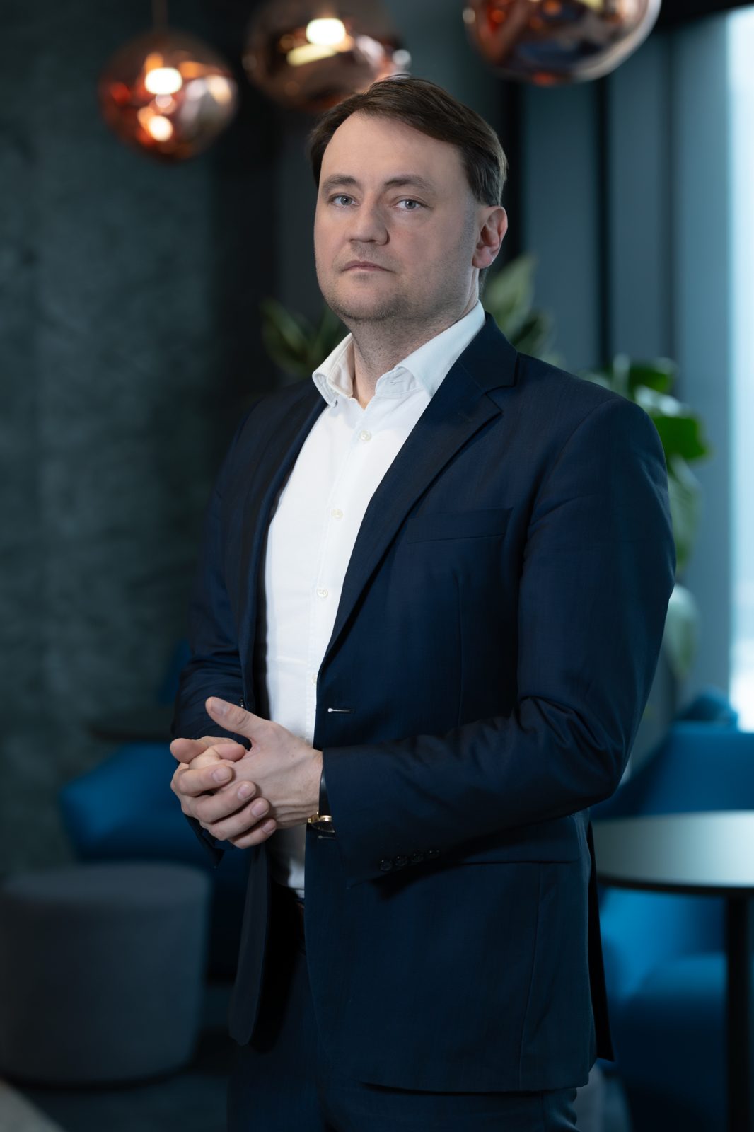 młody mężczyzna ubrany elegancko
