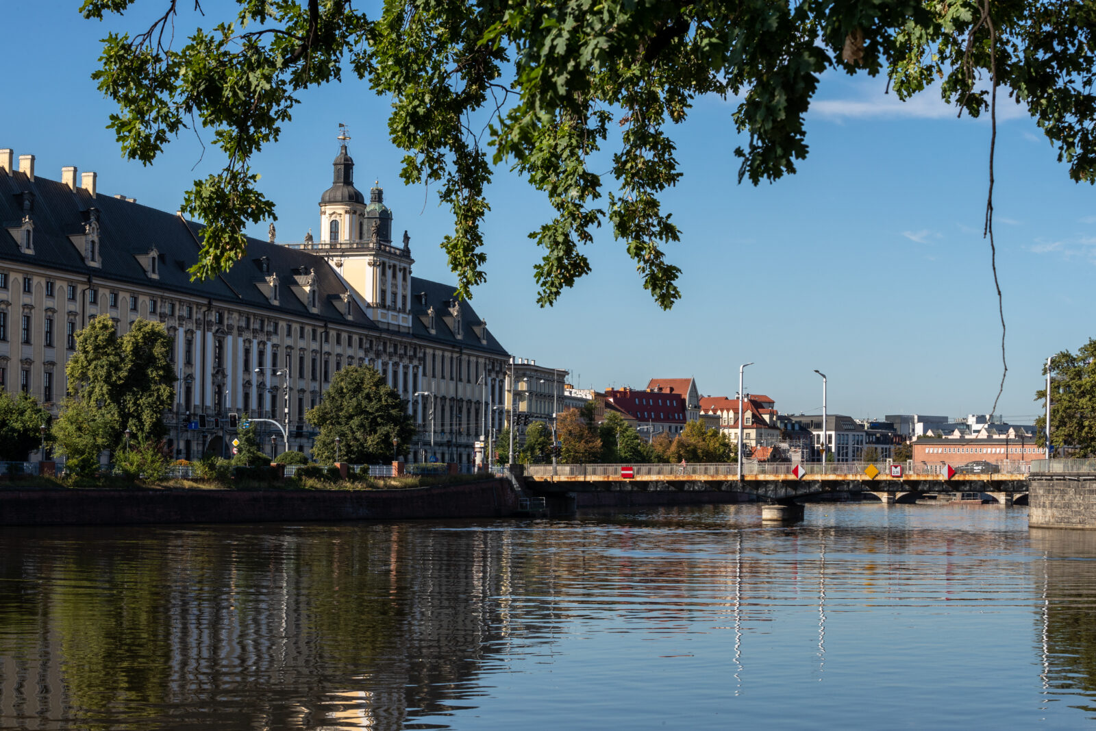 zdjęcie przedstawiające gmach główny uniwersytetu
