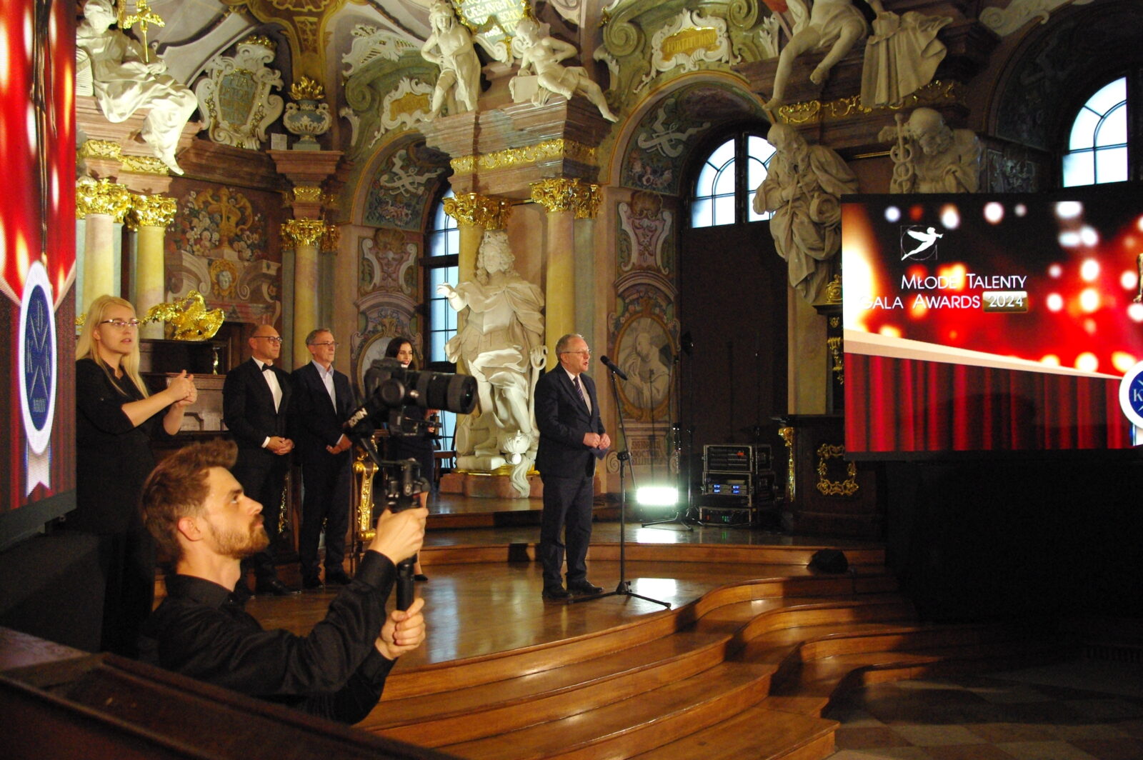 Rektor Uniwersytetu Wrocławskiego prof. Robert Olkiewicz, wręcza nagrodę w kategorii „ Sukces w zakresie działalności społecznej” dla HabitatNOW! czyli Julii Heś i Weroniki Piotrowskiej