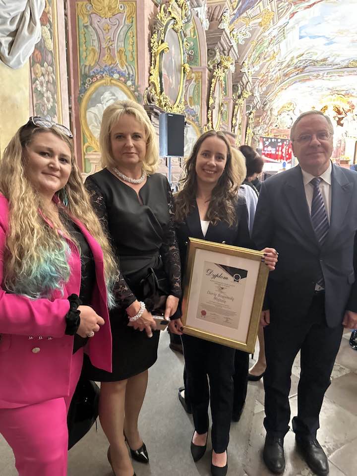 Prof. Urszula Komarnicka, prof. dr hab. Alina Bieńko, Daria Wojtala, Rektor UWr prof. Robert Olkiewicz