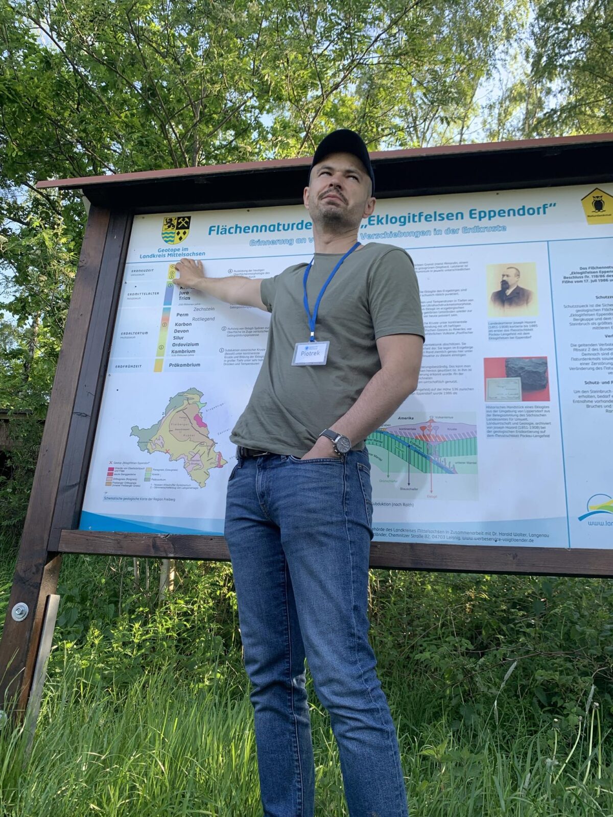 dr Piotr Wojtulek podczas prelekcji dotyczącej skał, które uległy metamorfizmowi ultrawysokich ciśnień w Erzgebirge, a także dotyczącej systemu geotopów.