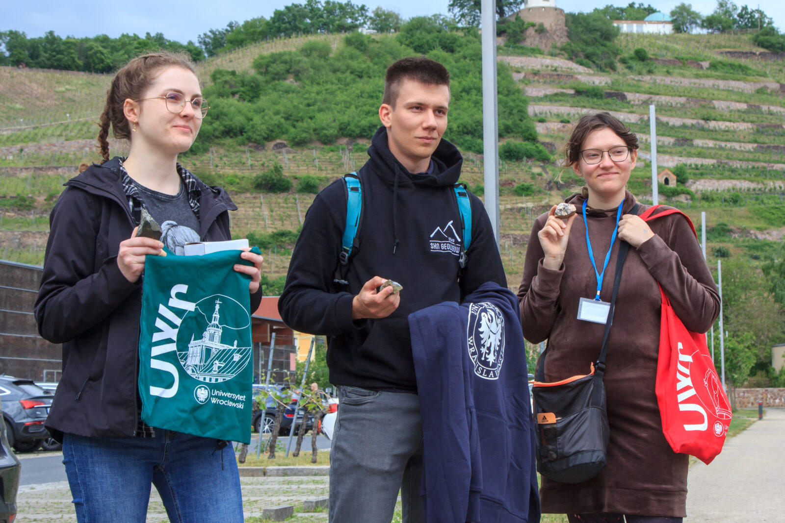 Nasi studenci studiów geologicznych Dominika Łuszczek, Tomasz Starzyk i Karolina Strużyńska pokazują najładniejsze próbki skalne zebrane podczas warsztatów