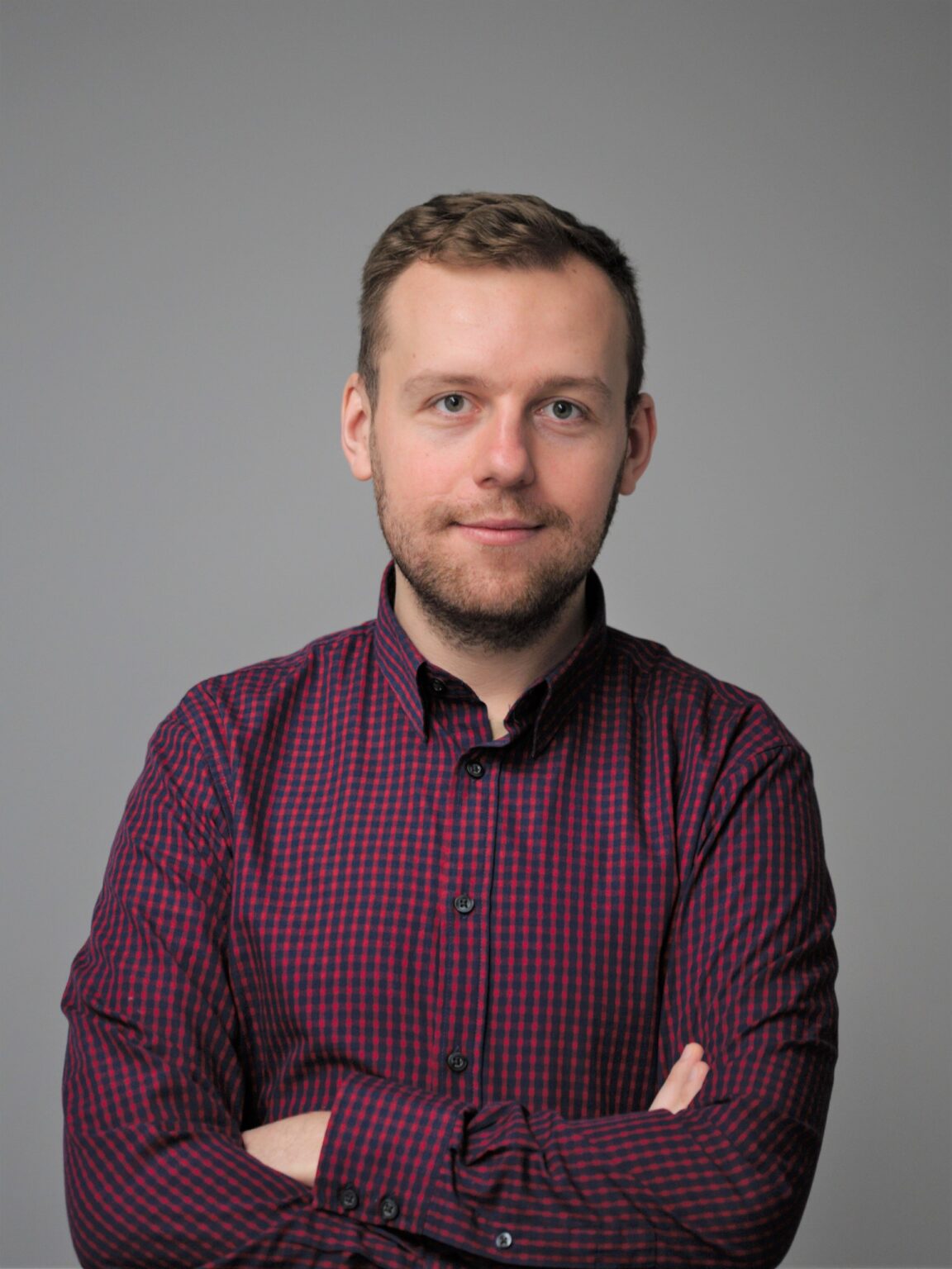 młody mężczyzna w koszuli fioletowej