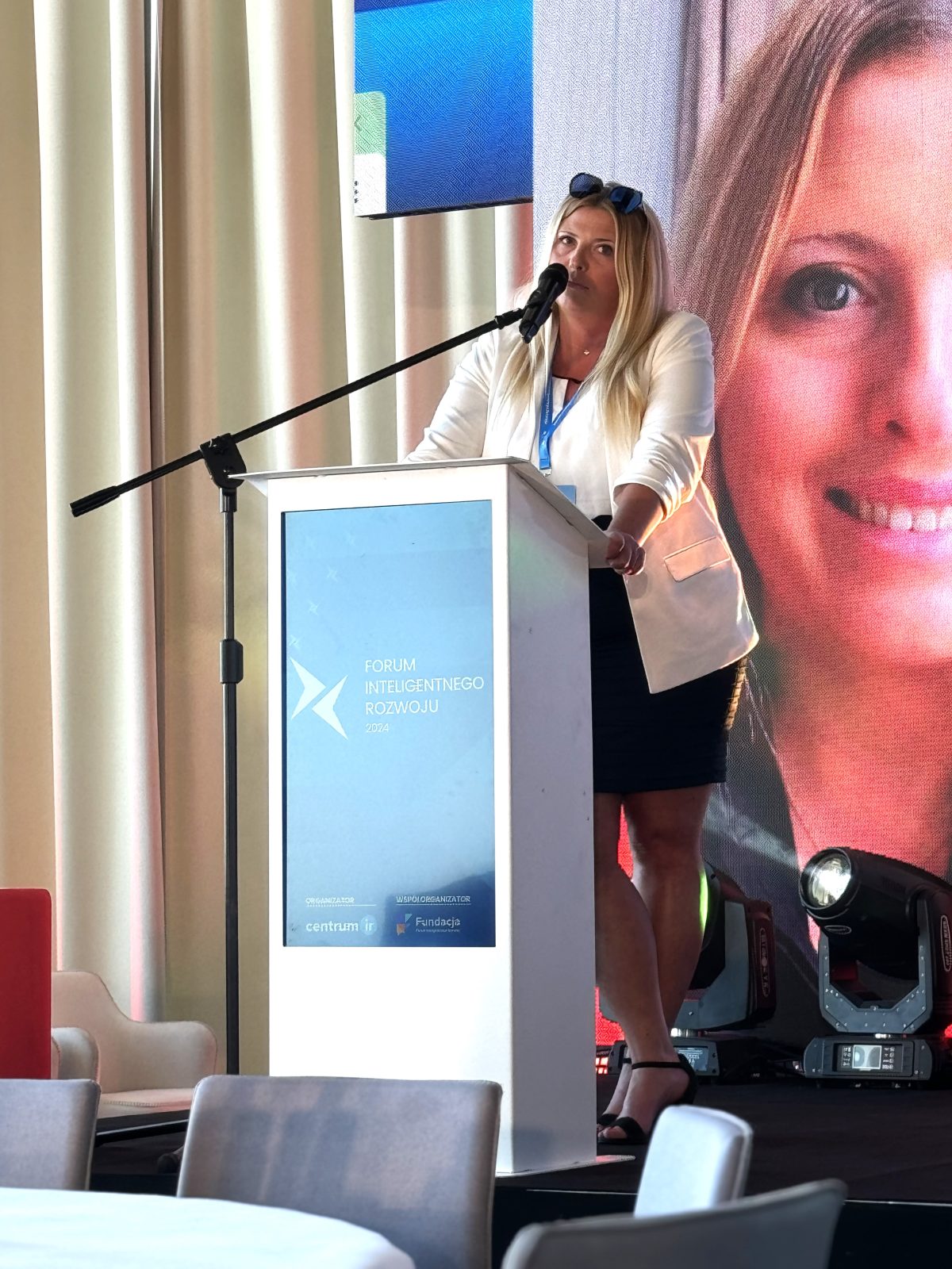 młoda kobieta przemawia na konferencji