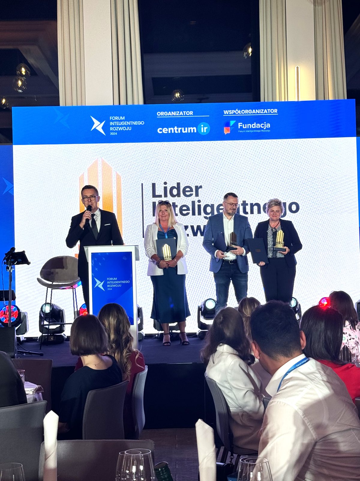 grupa ludzi