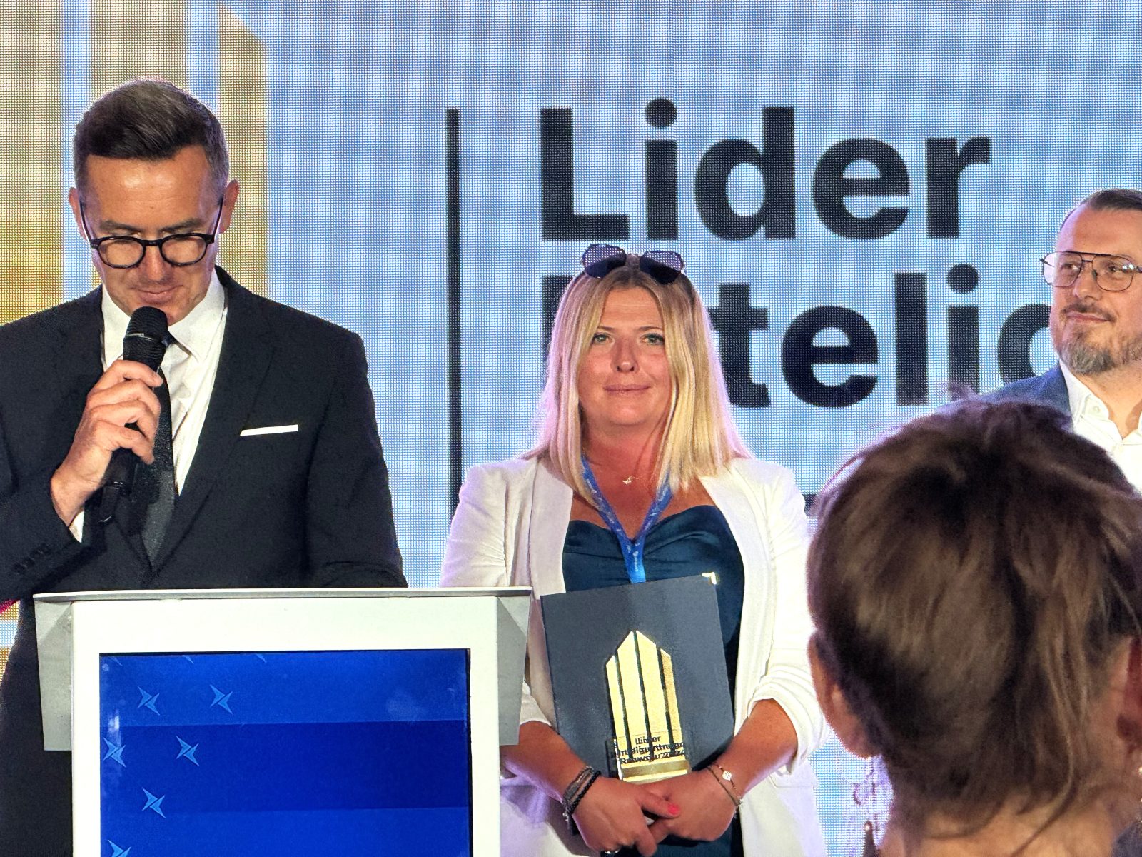młody mężczyzna z mikrofonem