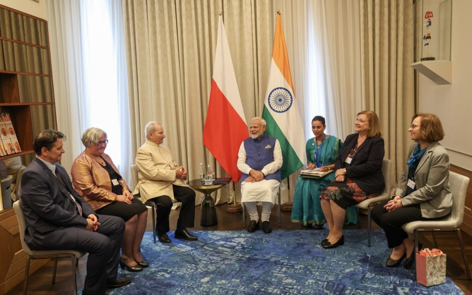 Spotkanie grupy polskich indologów z JE Premierem Republiki Indii Narendrą Modim (22.08.2024) Od lewej: dr hab. Monika Browarczyk, prof. UAM; prof. dr hab. Maria Krzysztof Byrski, emerytowany profesor UW; premier Republiki Indii Narendra Modi; prof. dr hab. Danuta Stasik, UW; dr hab. Halina Marlewicz, prof. UJ; dr hab. Przemysław Szczurek, prof. UWr.