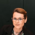 młoda kobieta ubrana wizytowo