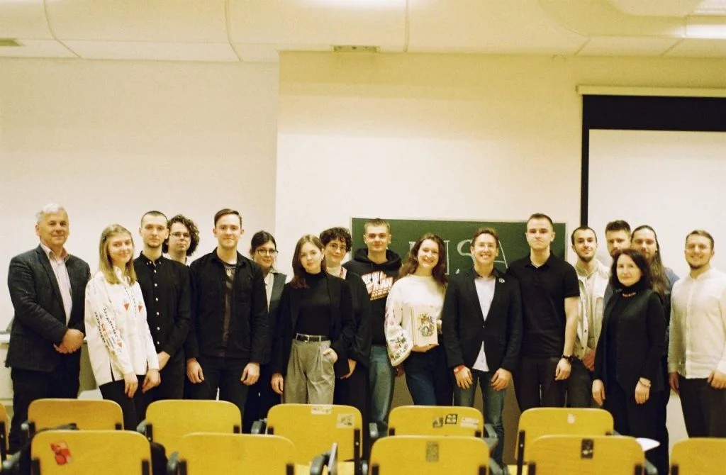 zdjęcie grupowe organizacji studenckiej