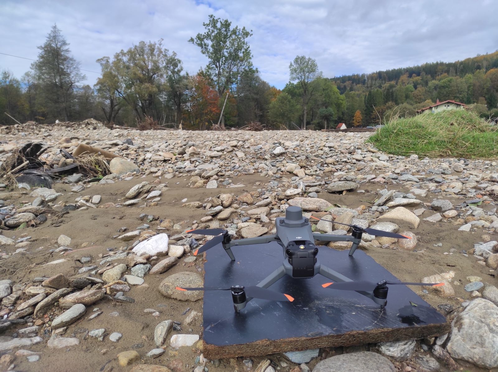 wielowirnikowiec DJI Mavic3 Enterprise gotowy do startu, stanowisko startowe na kamieńcu usypanym przez Białą Lądecką w Stójkowie koło Lądka-Zdroju