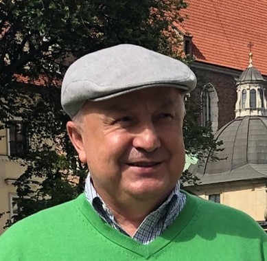 uśmiechnięty mężczyzna w czapce na tle kościoła