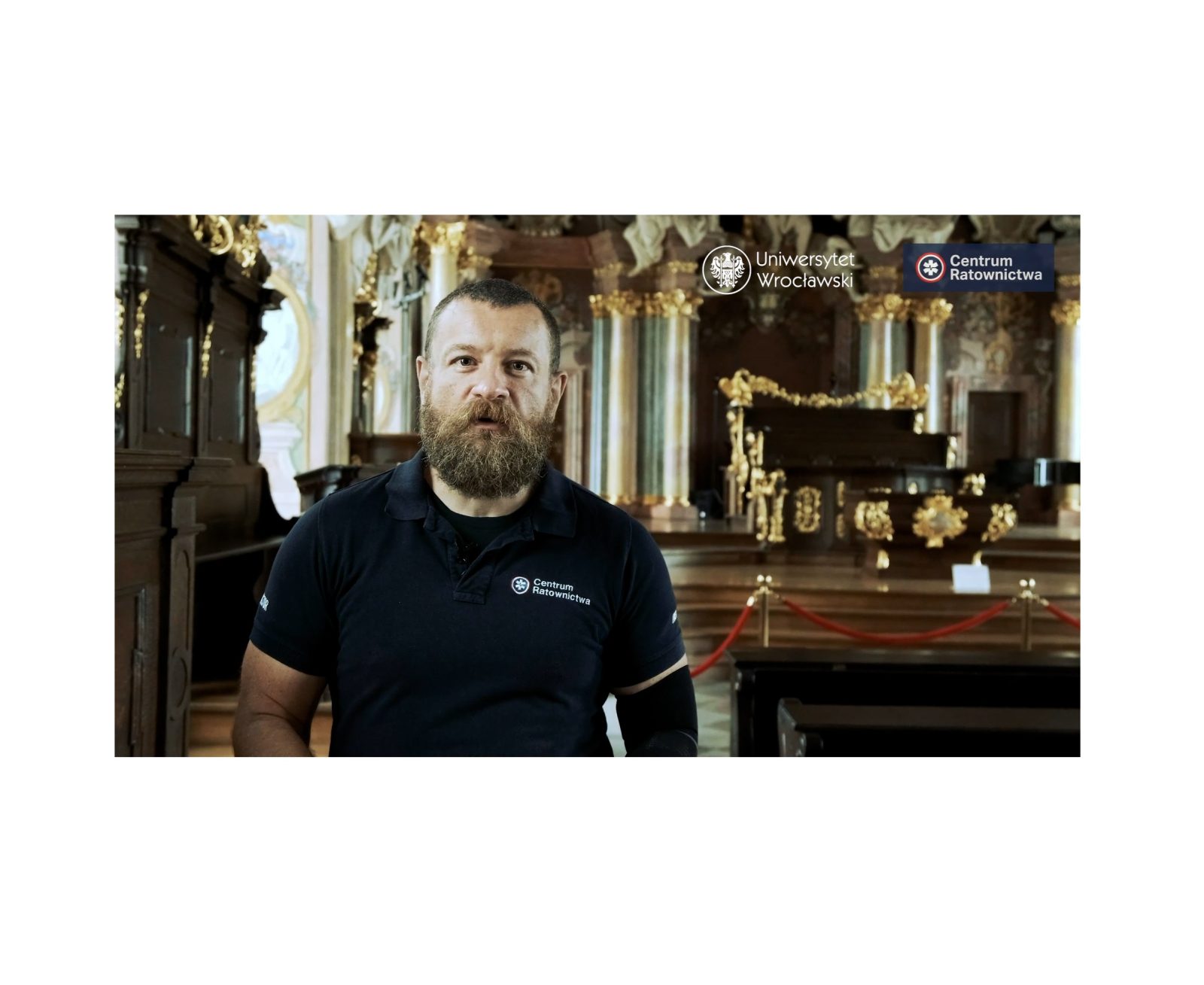 młody mężczyzna w auli leopoldyńskiej