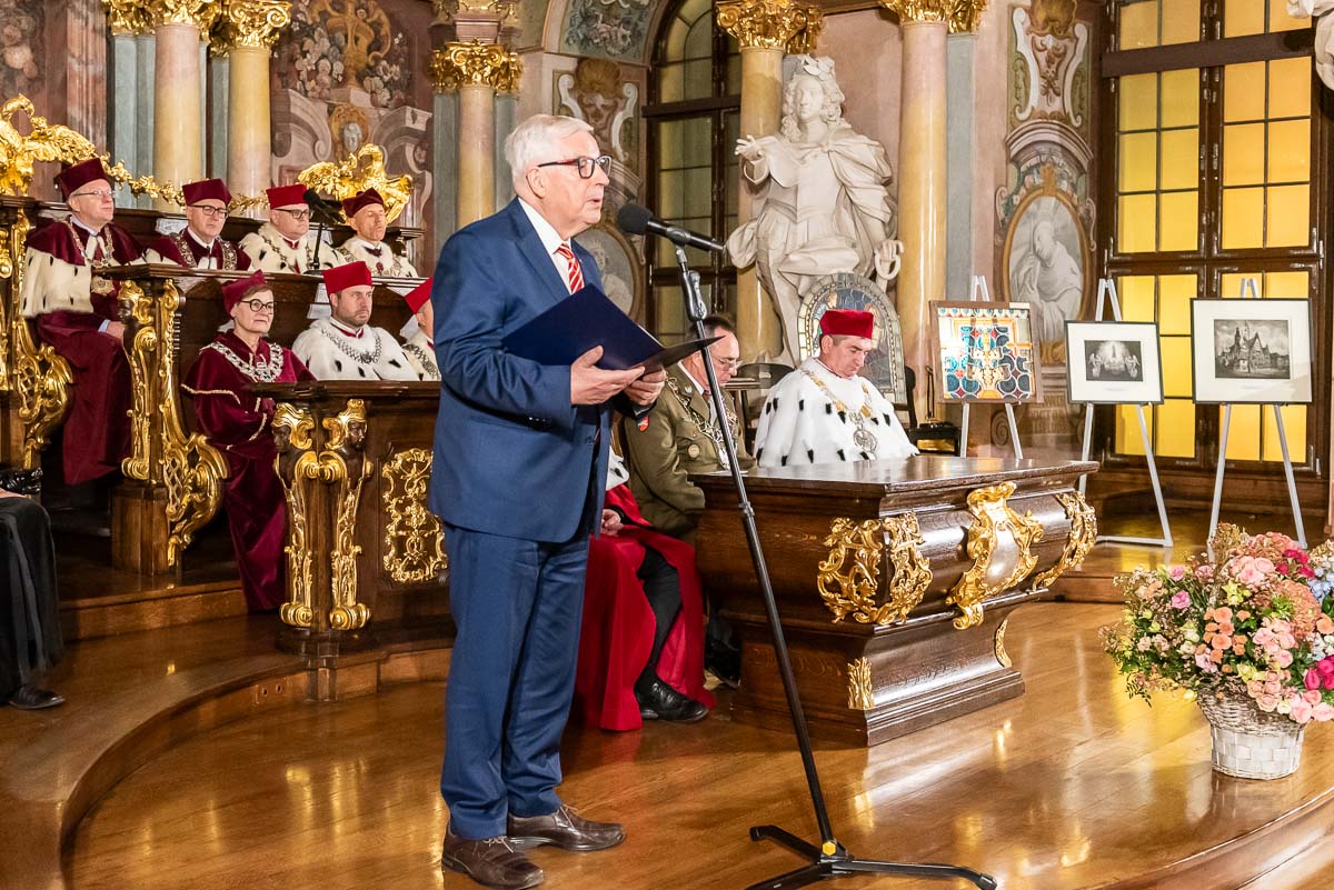 mężczyzna ubrany elegancko w auli leopoldyńskiej