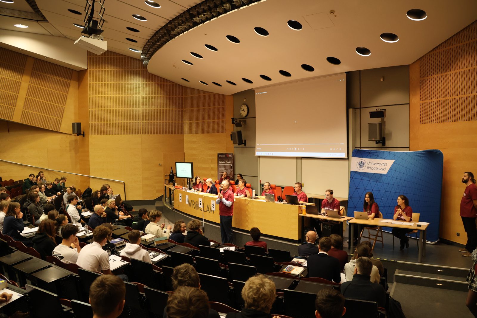 sala zapełniona młodzieżą licealną