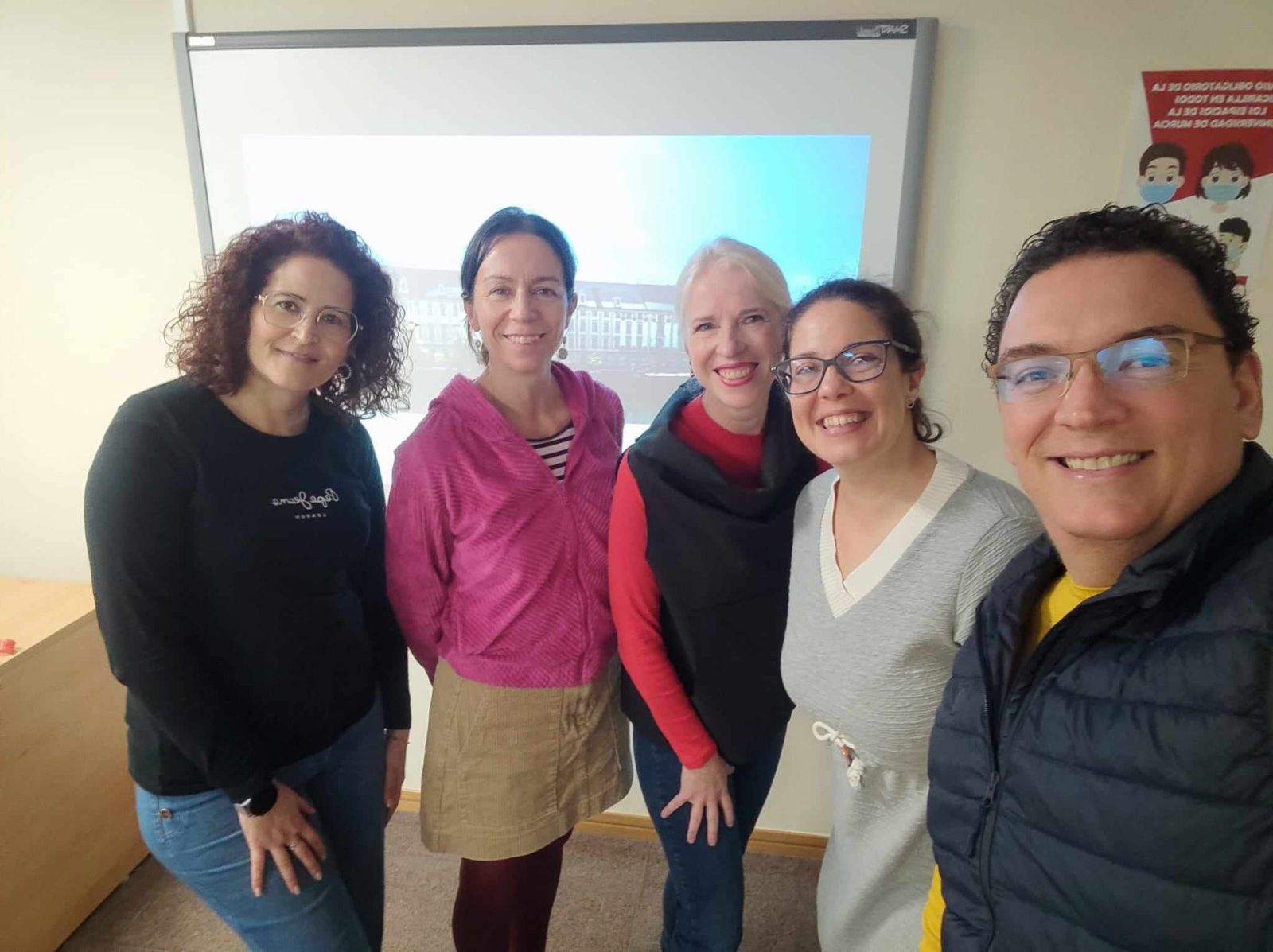 Na zdj.: (od lewej) Paula Cifuentes (prodziekan ds. umiędzynarodowienia UdeM, koordynator BIP-u), Justyna Salamon i Anna Kuźnik (IFR UWr) oraz Teresa Marqués i David Prieto (UdeM); Anna Kuźnik w trakcie prezentacji UWr; plakat z zapowiedzią prezentacji o UWr