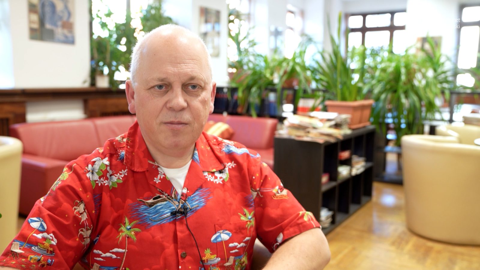 starszy mężczyzna ubrany w mikołajkową koszulę