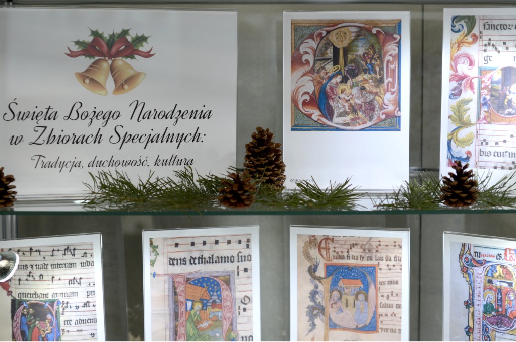 zdjęcie planszy z historycznym tekstem oraz szyszką, zieloną gałazką