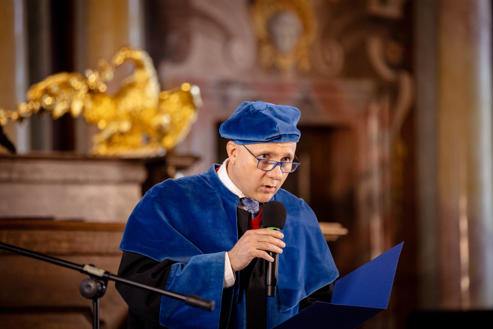 mężczyzna w niebieskiej czapce i płaszczu z niebieskim kołnierzem