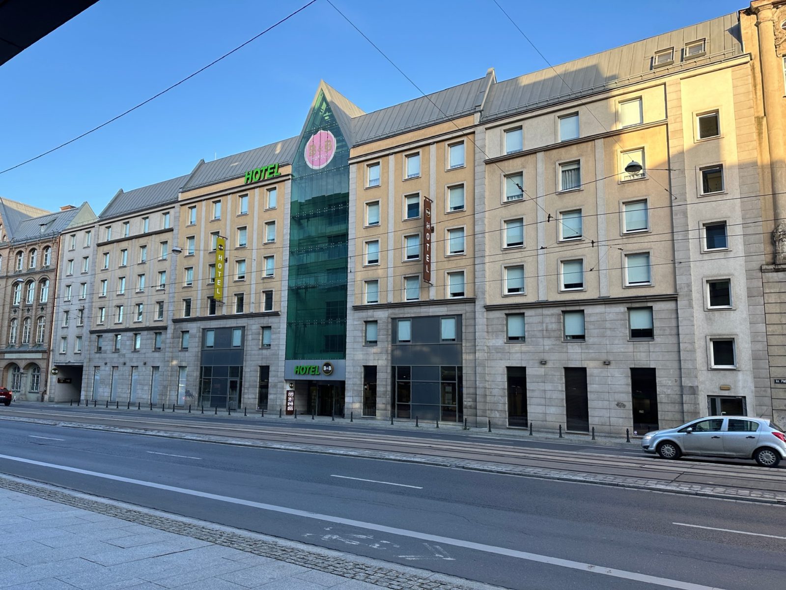 Ulica ks. Piotra Skargi, Wrocław. W tym miejscu dawniej znajdowała się apteka. Fotografia własna, stan na wrzesień 2024 r. uwr uwr