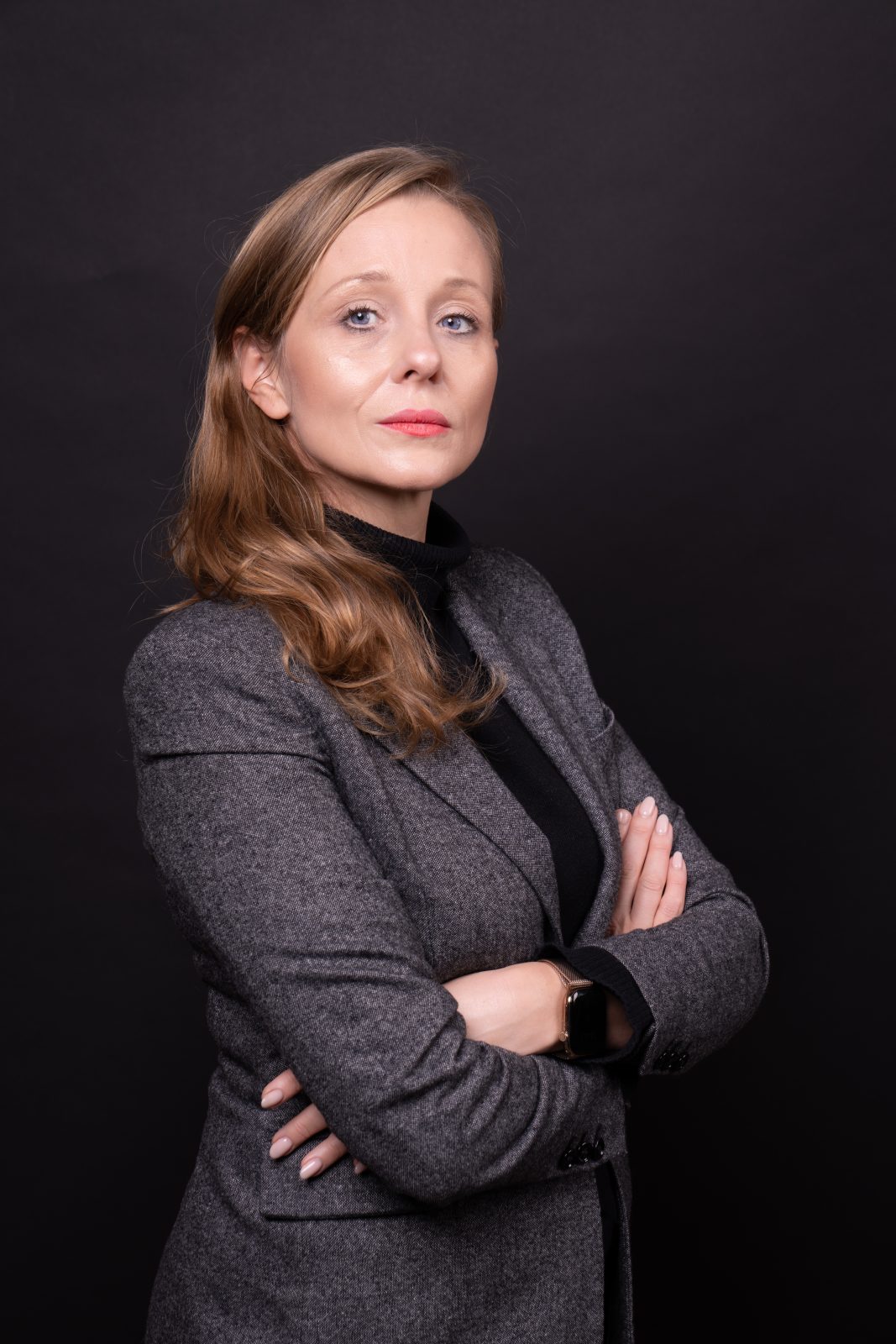 Kobieta o średniej długości brązowych włosach na czarnym tle, członkini rady UWr na kadencję 2025-2028, Iga Dorota Lis