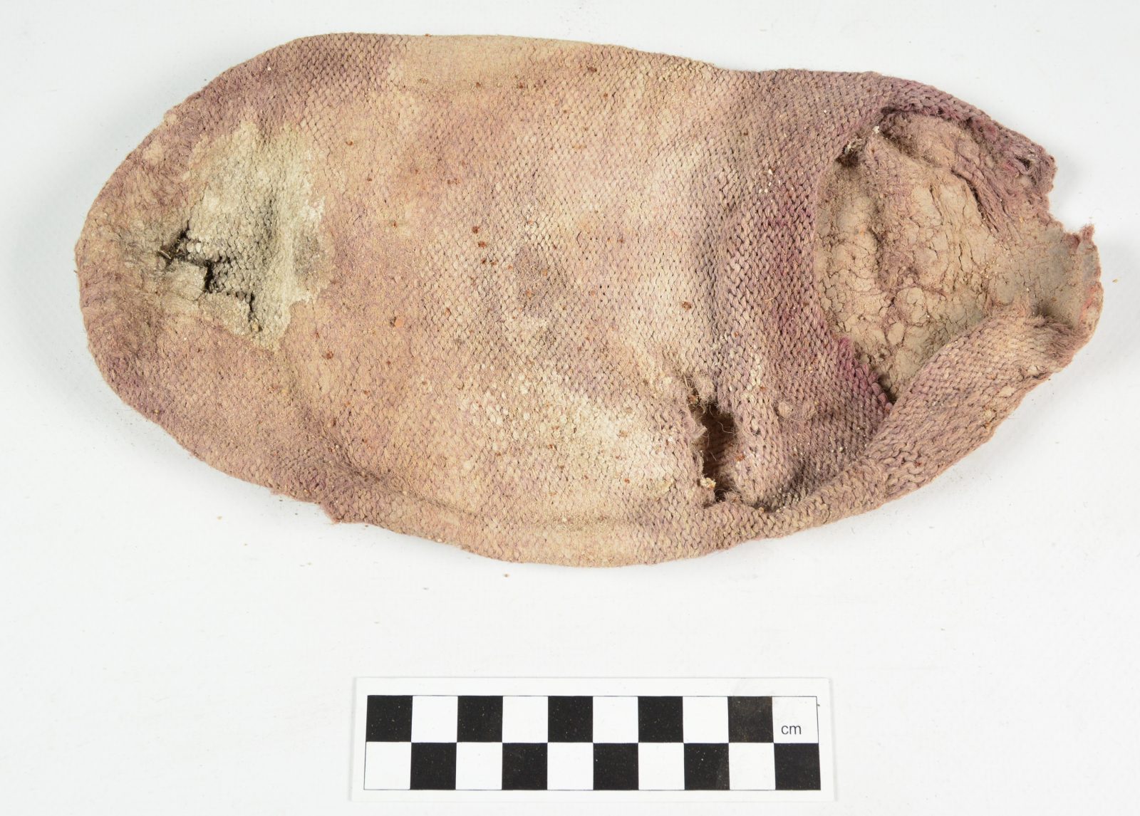 Skarpeta porzucona pod koniec XIX w. przez jednego z robotników pracujących przy przebudowie budynku dla potrzeb policji. Odnaleziona w zasypie pod podłogą drugiego piętra. Fot. P. Duma.