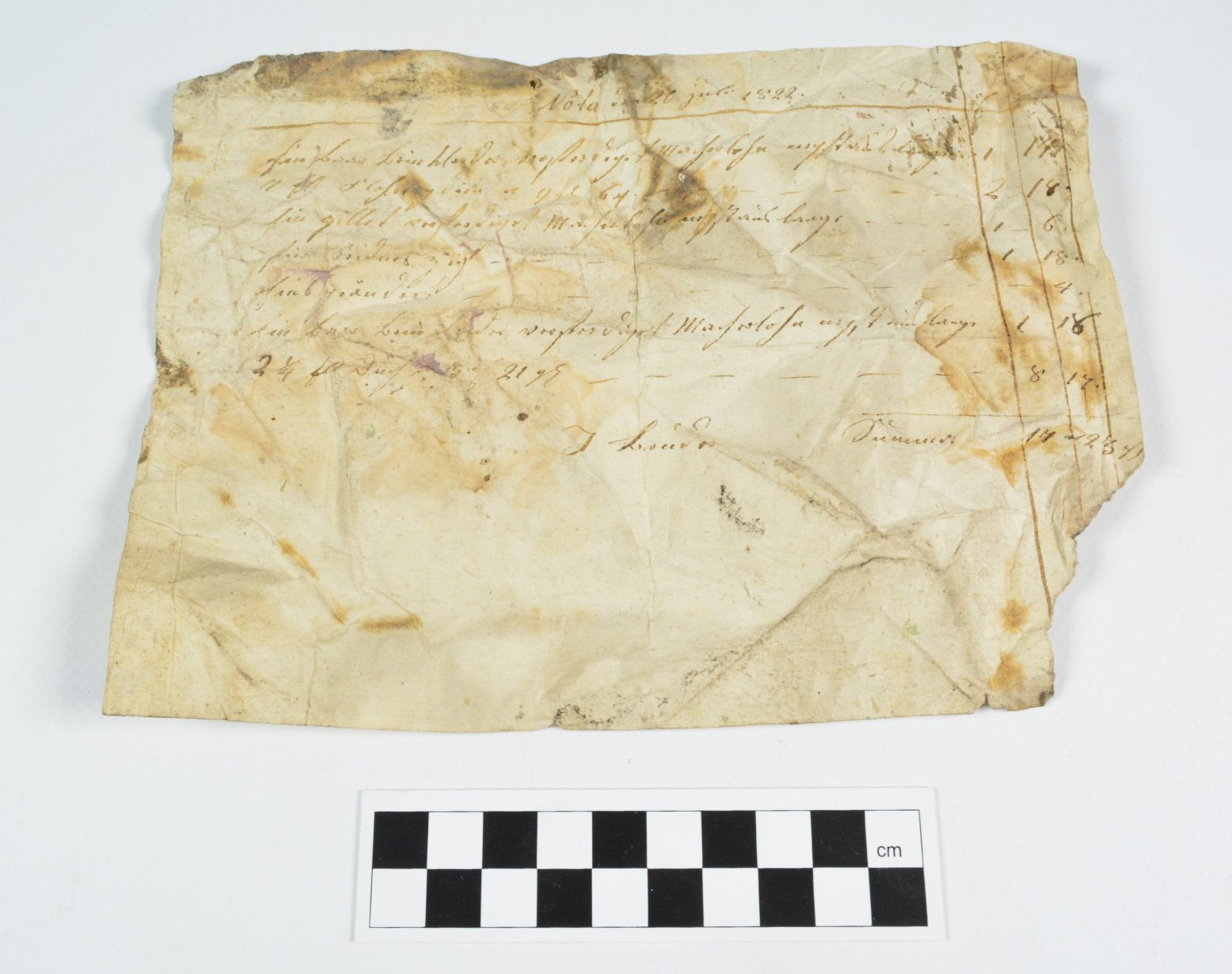 Rachunek za usługi krawieckie (?) wystawiony w 1822 r. odnaleziony w zasypie gruzowym pierwszego piętra. Fot. P. Duma.