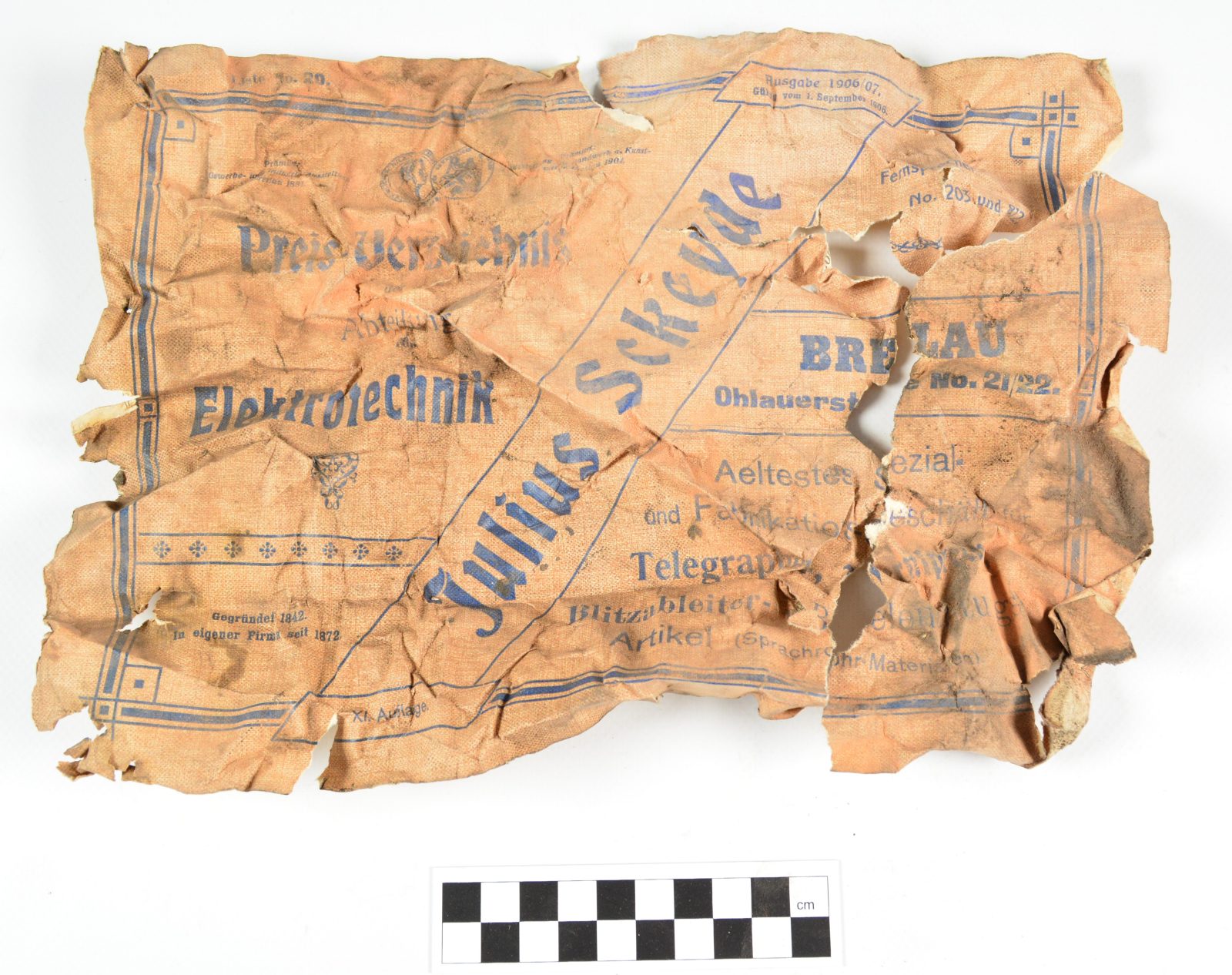 Pierwsza strona cennika wrocławskiej firmy Julius Sckeyde (wydanie 1906/07) odnaleziona pod podłogą drugiego piętra. Fot. P. Duma.