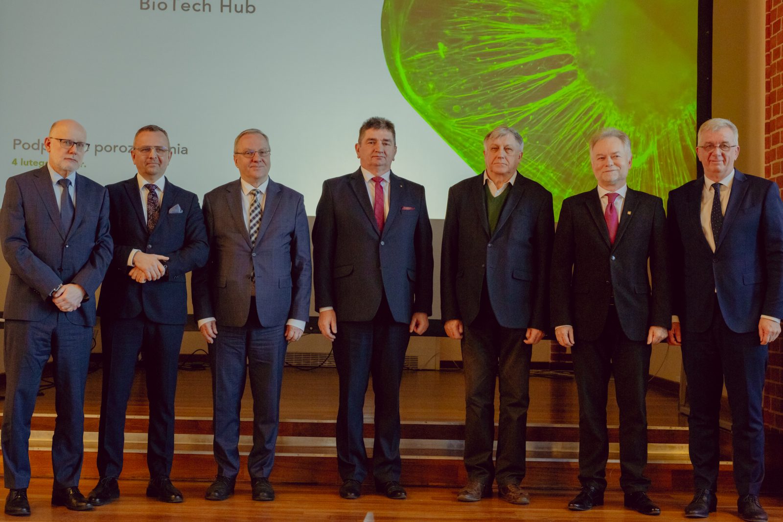 Swój podpis pod umową o wspólnych działaniach złożyli (na zdjęciu) : prof. Piotr Dzięgiel, prorektor ds. nauki Uniwersytetu Medycznego we Wrocławiu prof. Piotr Młynarz, prorektor ds. organizacji i infrastruktury Politechniki Wrocławskiej prof. Robert Olkiewicz, rektor Uniwersytetu Wrocławskiego prof. Krzysztof Kubiak, rektor Uniwersytetu Przyrodniczego we Wrocławiu prof. Andrzej Gamian, dyrektor Instytutu Immunologii i Terapii Doświadczalnej PAN prof. Dariusz Kaczorowski, dyrektor Instytutu Niskich Temperatur i Badań Strukturalnych PAN prof. Jarosław Bosy, dyrektor Łukasiewicz – PORT