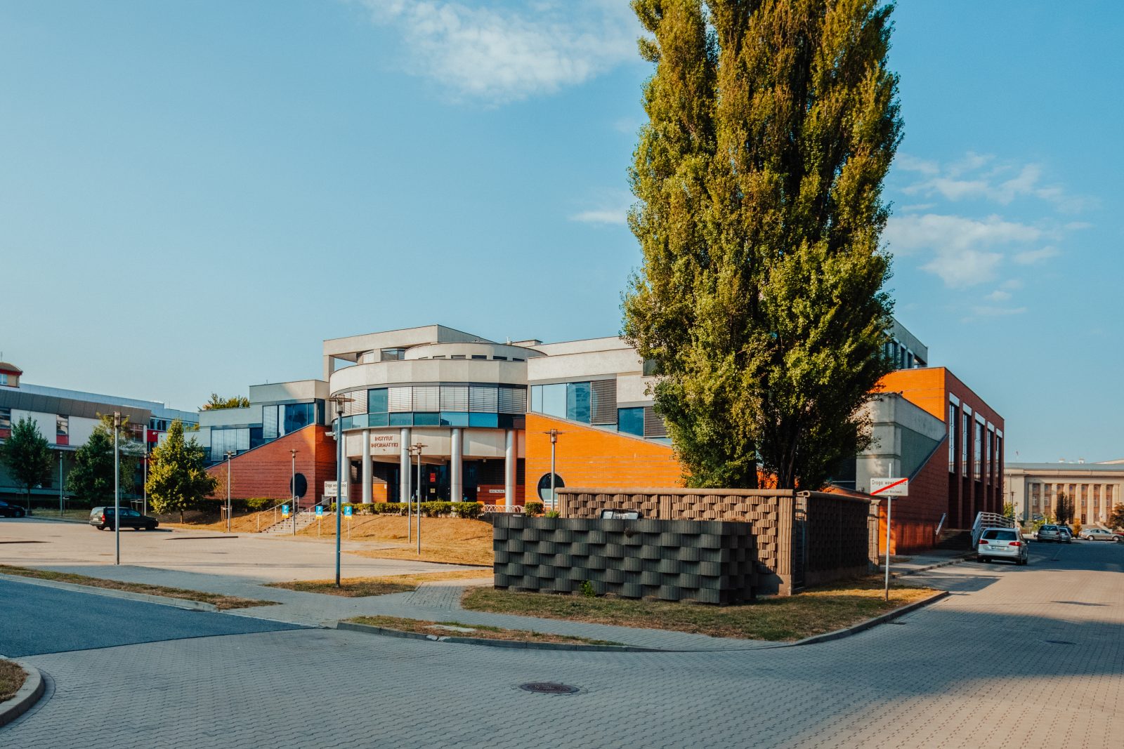 budynek przedstawiający instytut informatyki i matematyki