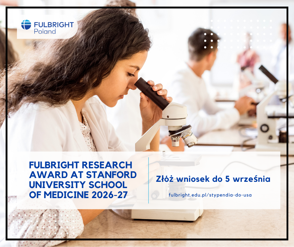 młoda kobieta o długich włosach, patrzy prze mikroskop