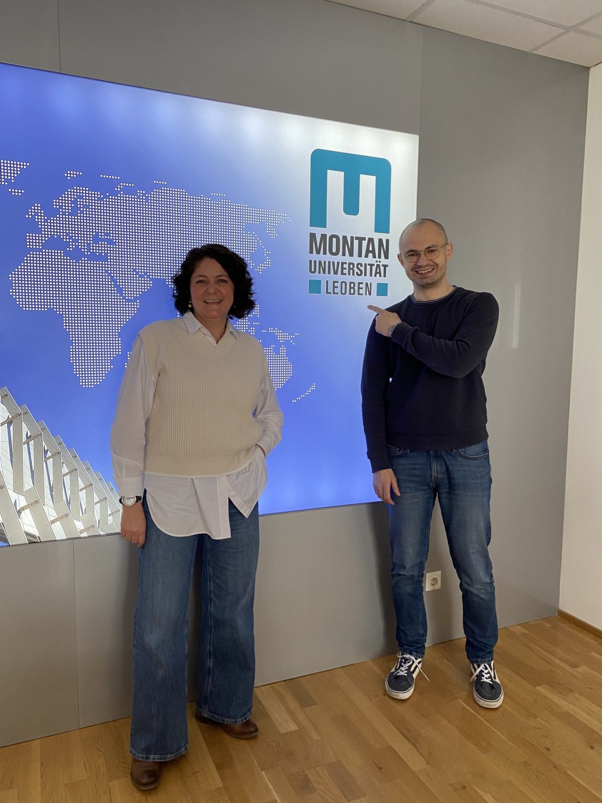 dr Piotr Wojtulek z Kariną Michelini z Biura International Montanuniversität Leoben po spotkaniu w sprawie zawarcia umowy partnerstwa z Uniwersytetem Wrocławskim w ramach sieci Erasmus+.