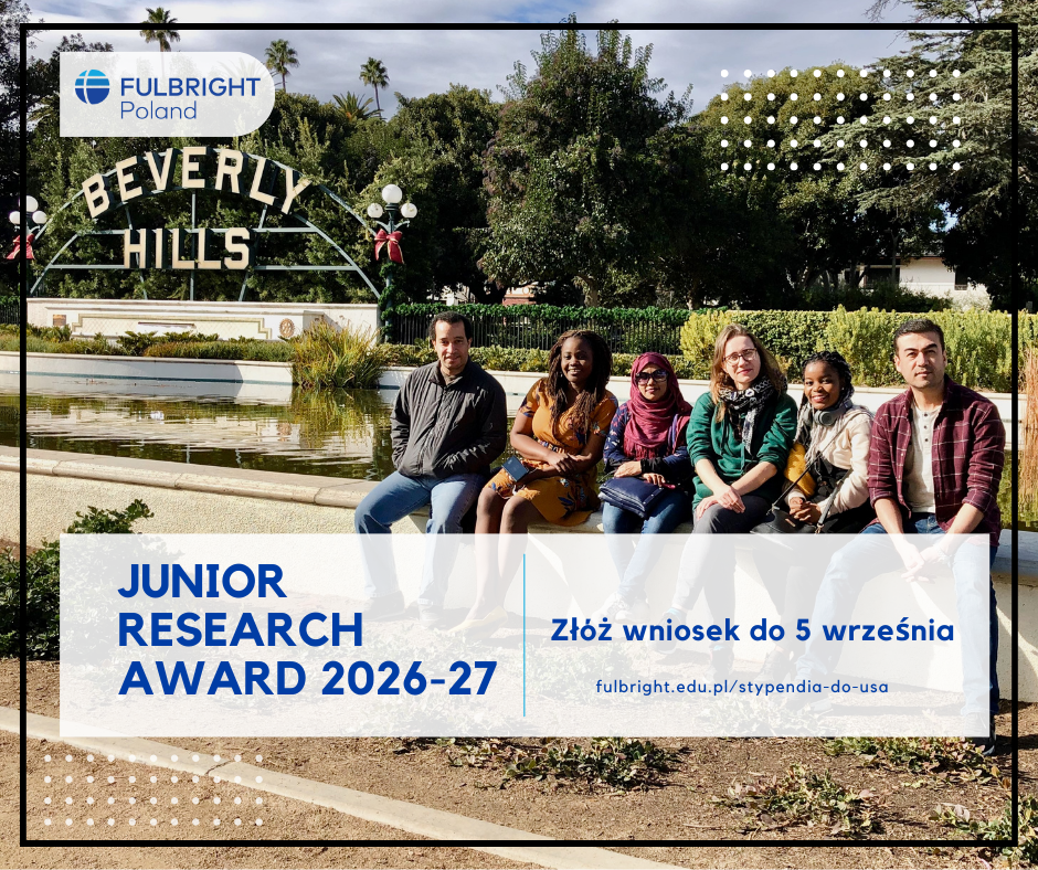 grupa młodych osób siedzi, w tle napis: Beverly Hills
