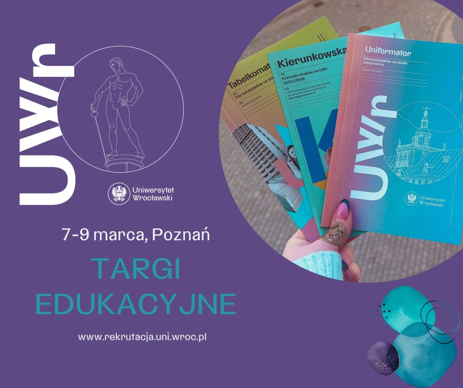 Grafika z napisami - 7-9 marca, Poznań, Targi edukacyjne, www.rekrutacja.uni.wroc.pl. Napis UWr, grafika z szermierzem, logo uniwersytetu. Zdjęcie przedstawiające kolorowe informatory.