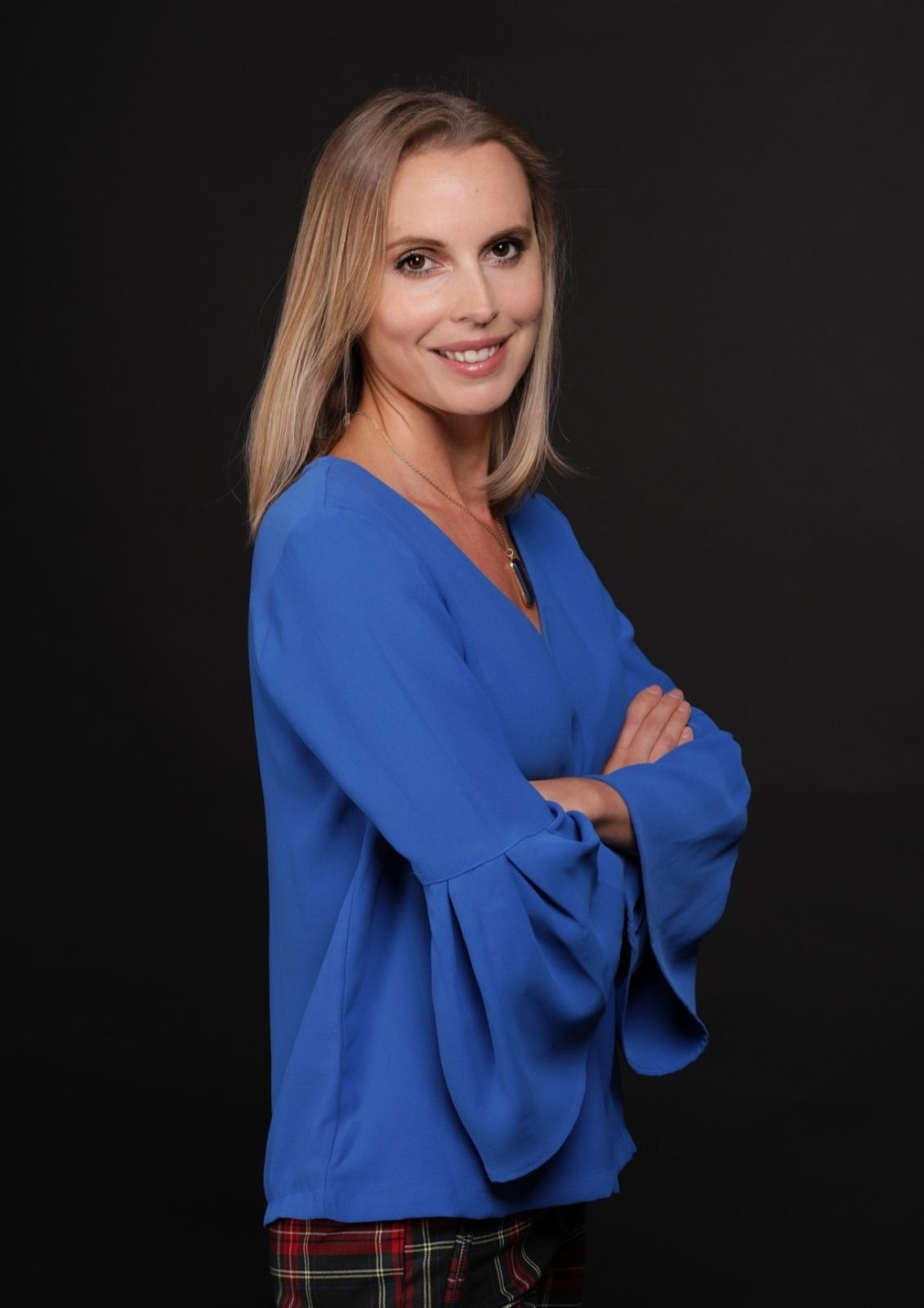 Kobieta z blond włosami i niebieskiej bluzce