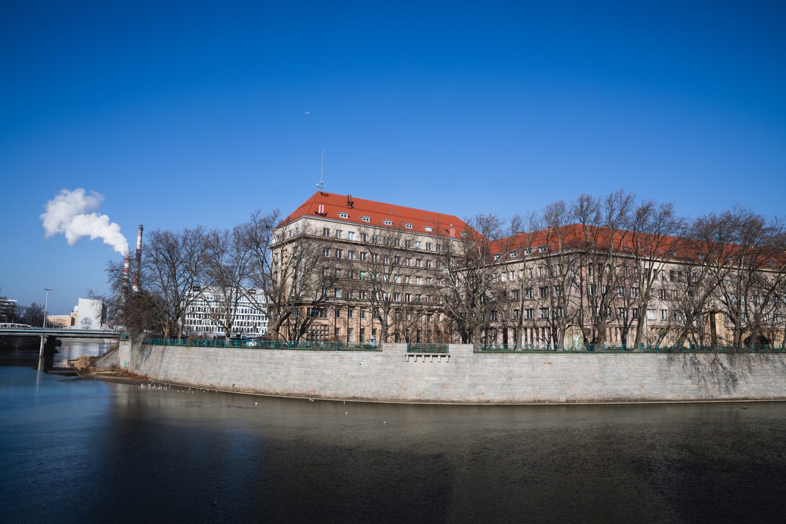 zdjęcie przedstawiające budynek fizyki i astronomii uniwersytetu wrocławskiego