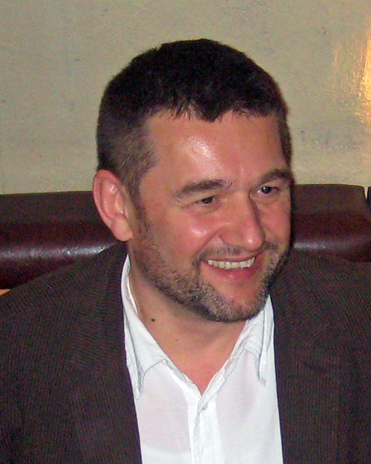 młody uśmiechnięty mężczyzna