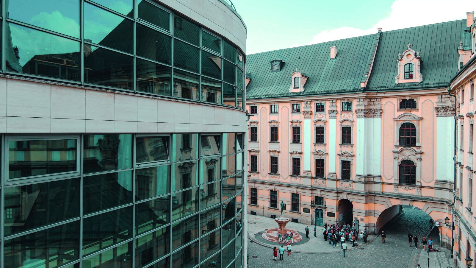 zdjęcie przedstawiające budynek prawa i gmachu głównego uczelni