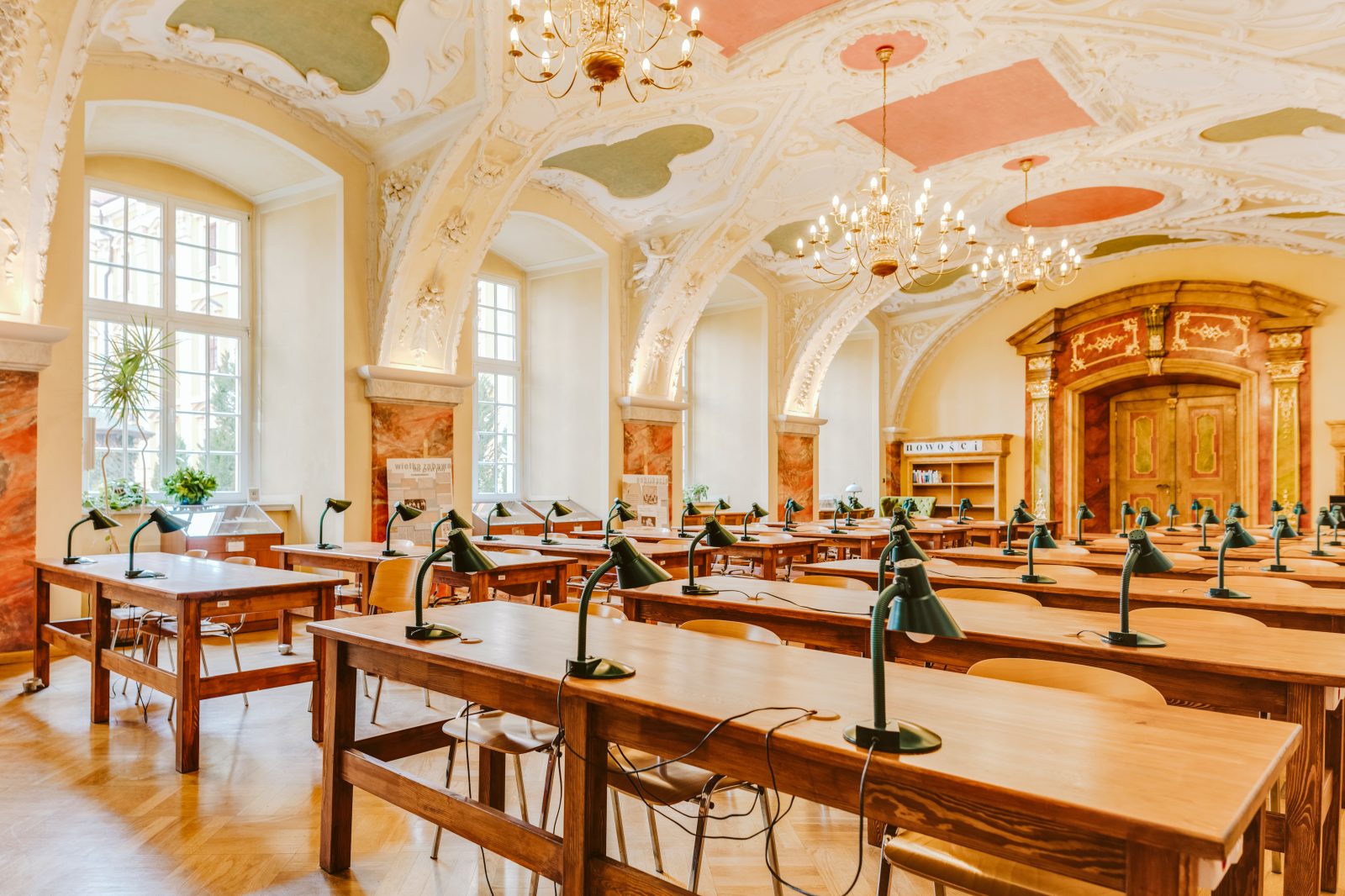 sala wykładowa w instytucie filologii polskiej, bogato zdobiona z ławami