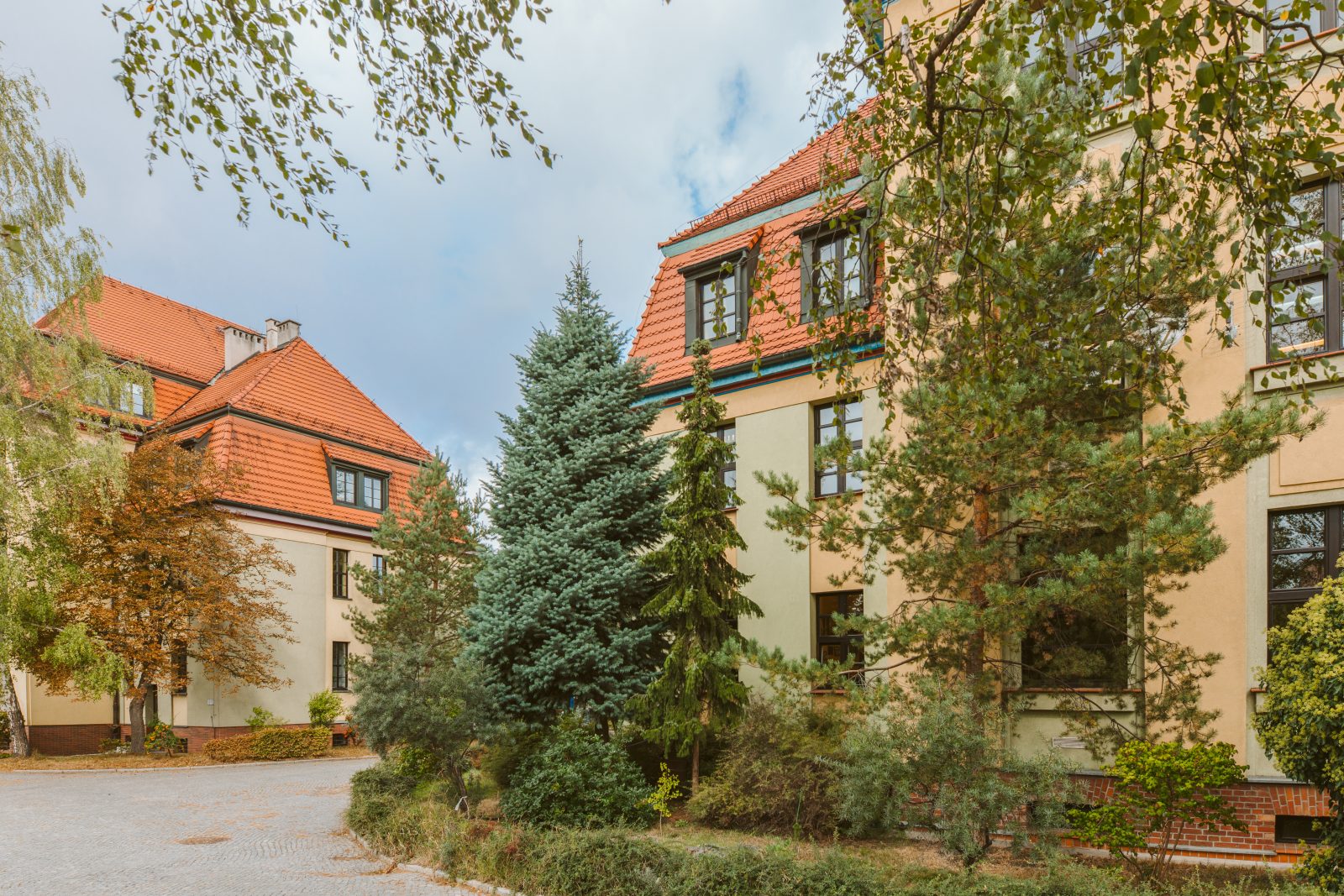 zdjęcie przedstawiające budynek i drzewa