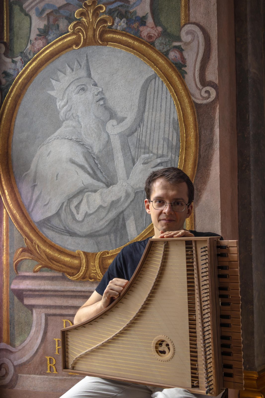 mężczyzna z instrumentem