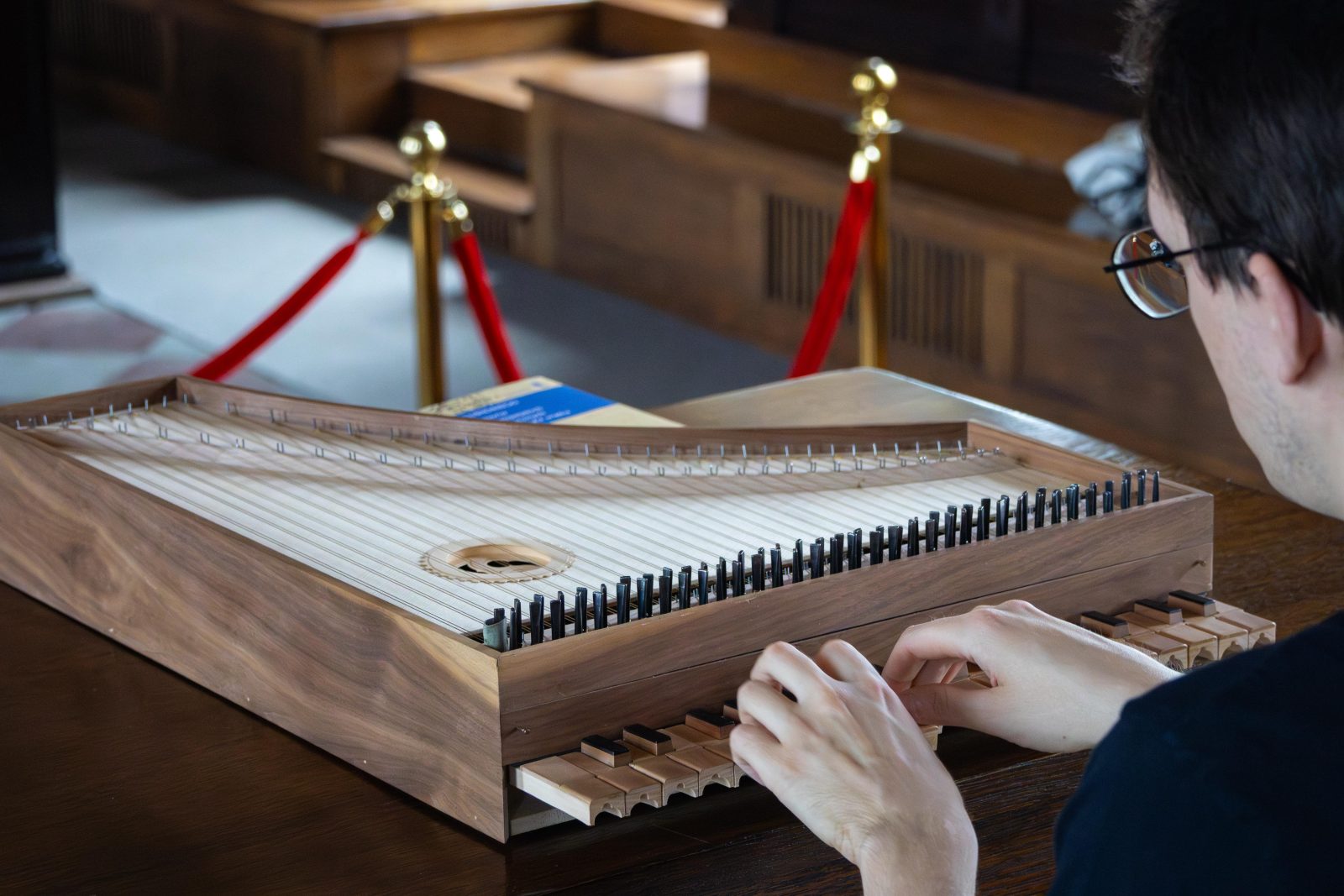 dłonie mężczyzny na instrumenie