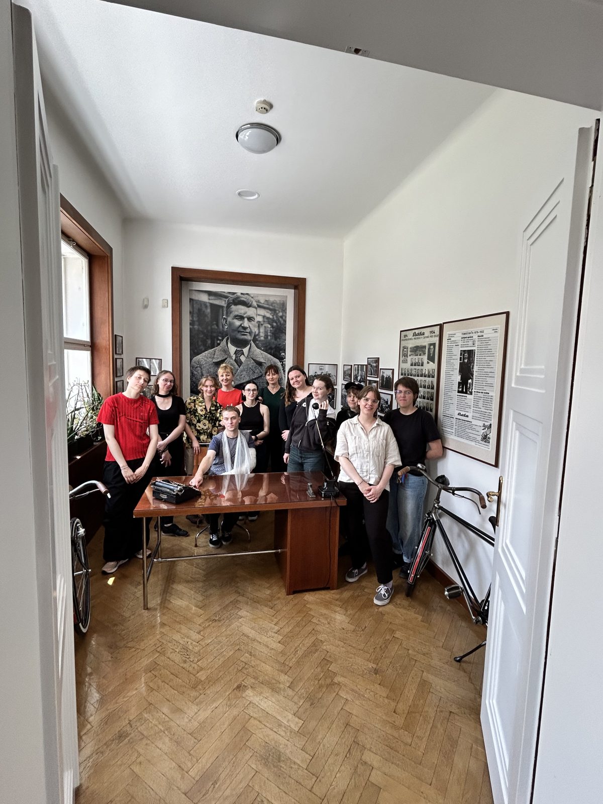 grupa młodych ludzi