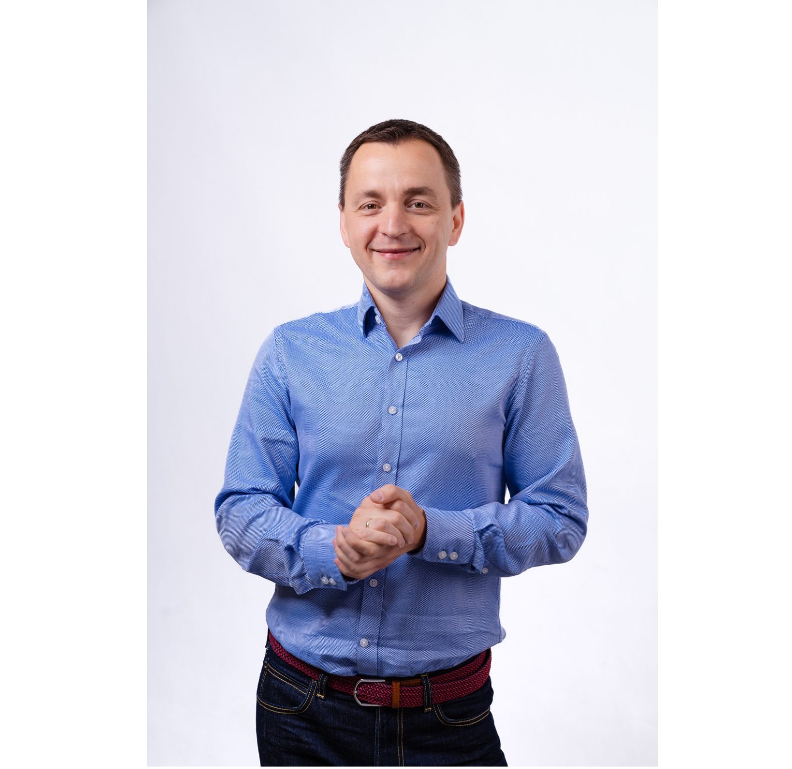 młody, uśmiechnięty mężczyzna ubrany elegancko