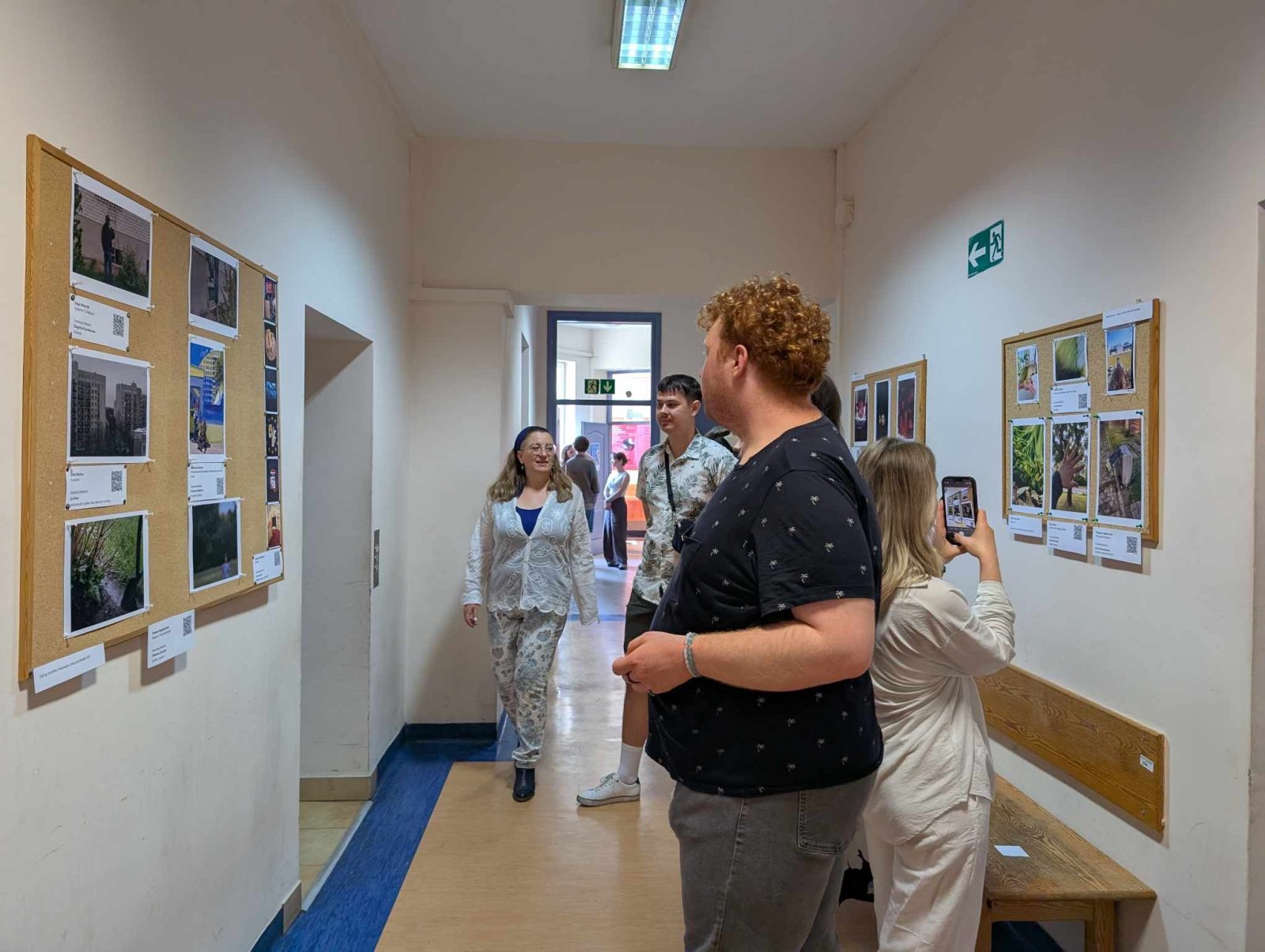 zdjęcie przedstawiające grupę osób w korytarzu