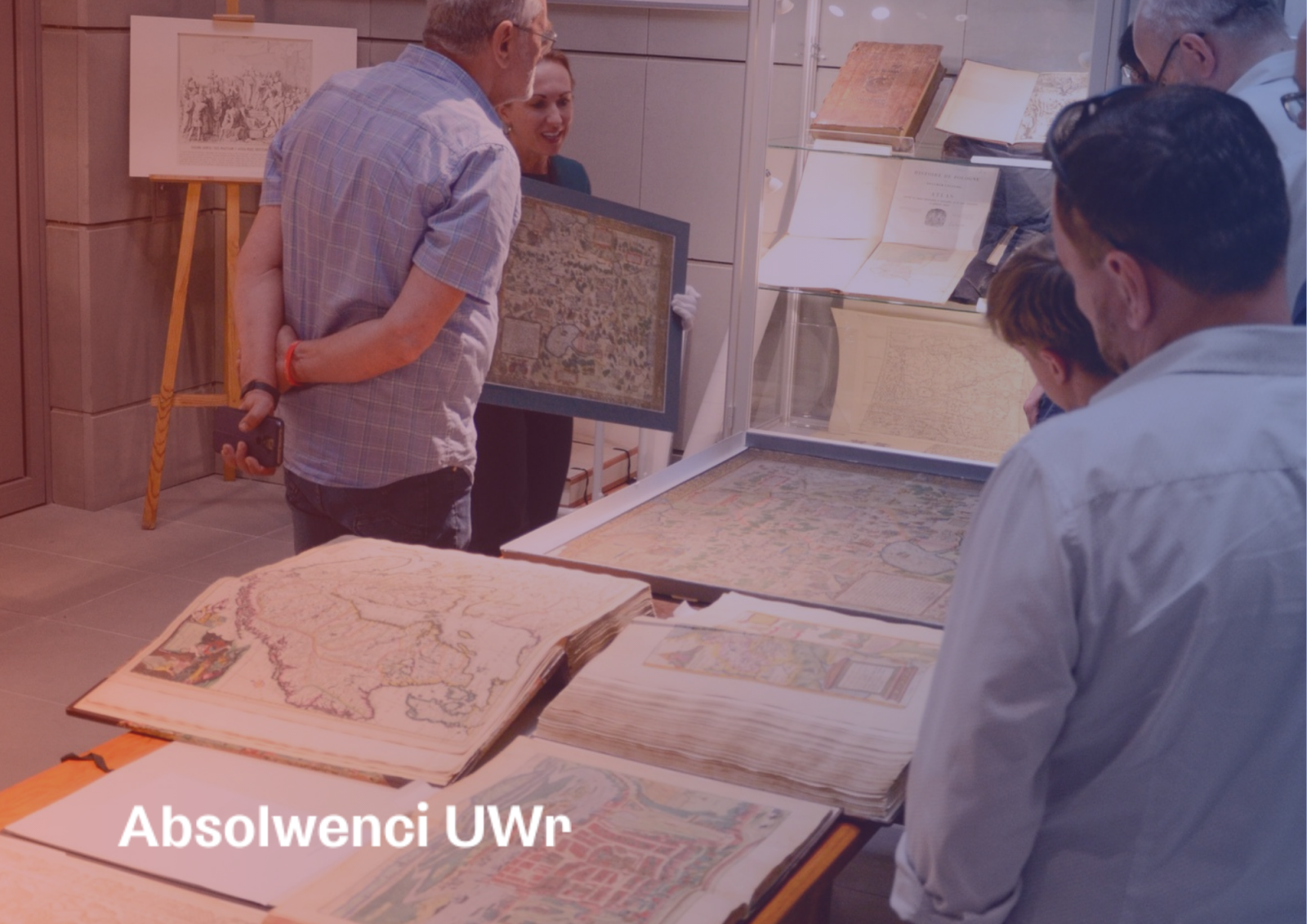 zdjęcie przedstawiające grupę ludzi w bibliotece